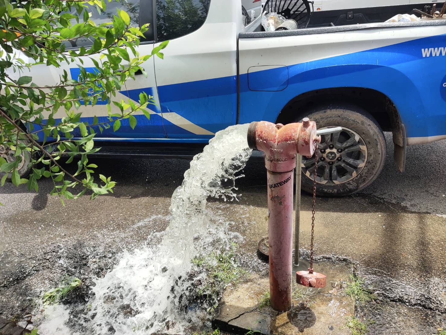 กปภ.สาขากระบี่ ดำเนินการตามแผนงานบริการและควบคุมน้ำสูญเสีย โบล์วน้ำเพื่อระบายตะกอนในเส้นท่อ บริเวณพื้นที่ถนนเจ้าฟ้า ตำบลปากน้ำ อำเภอเมืองกระบี่ จังหวัดกระบี่