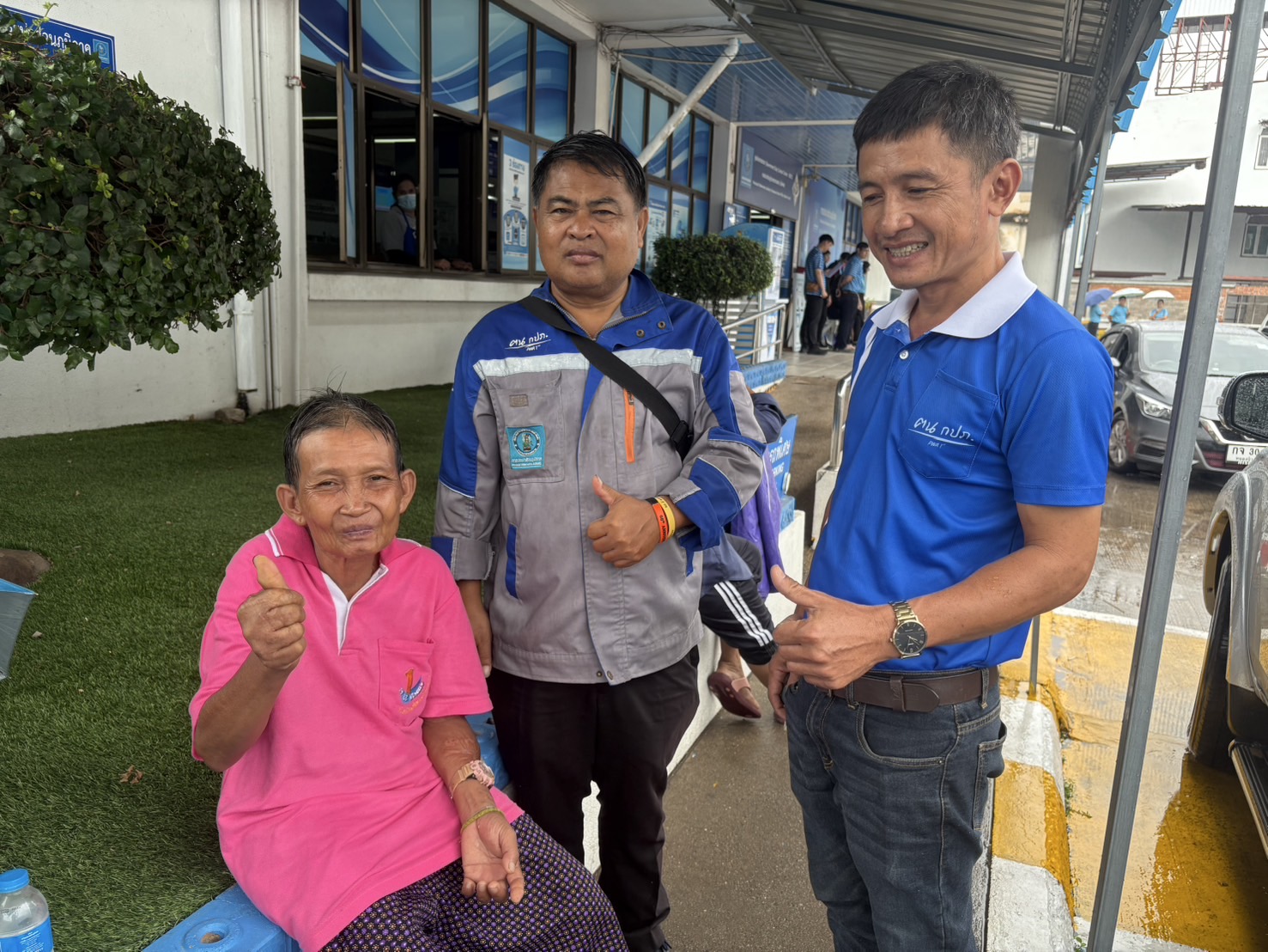 กปภ.สาขาขอนแก่น (พ) ห่วงใยลูกค้าประชาชน ช่วยเหลือคุณยายผู้สูงอายุ โดยการขับรถไปส่งถึงบ้านอย่างปลอดภัย