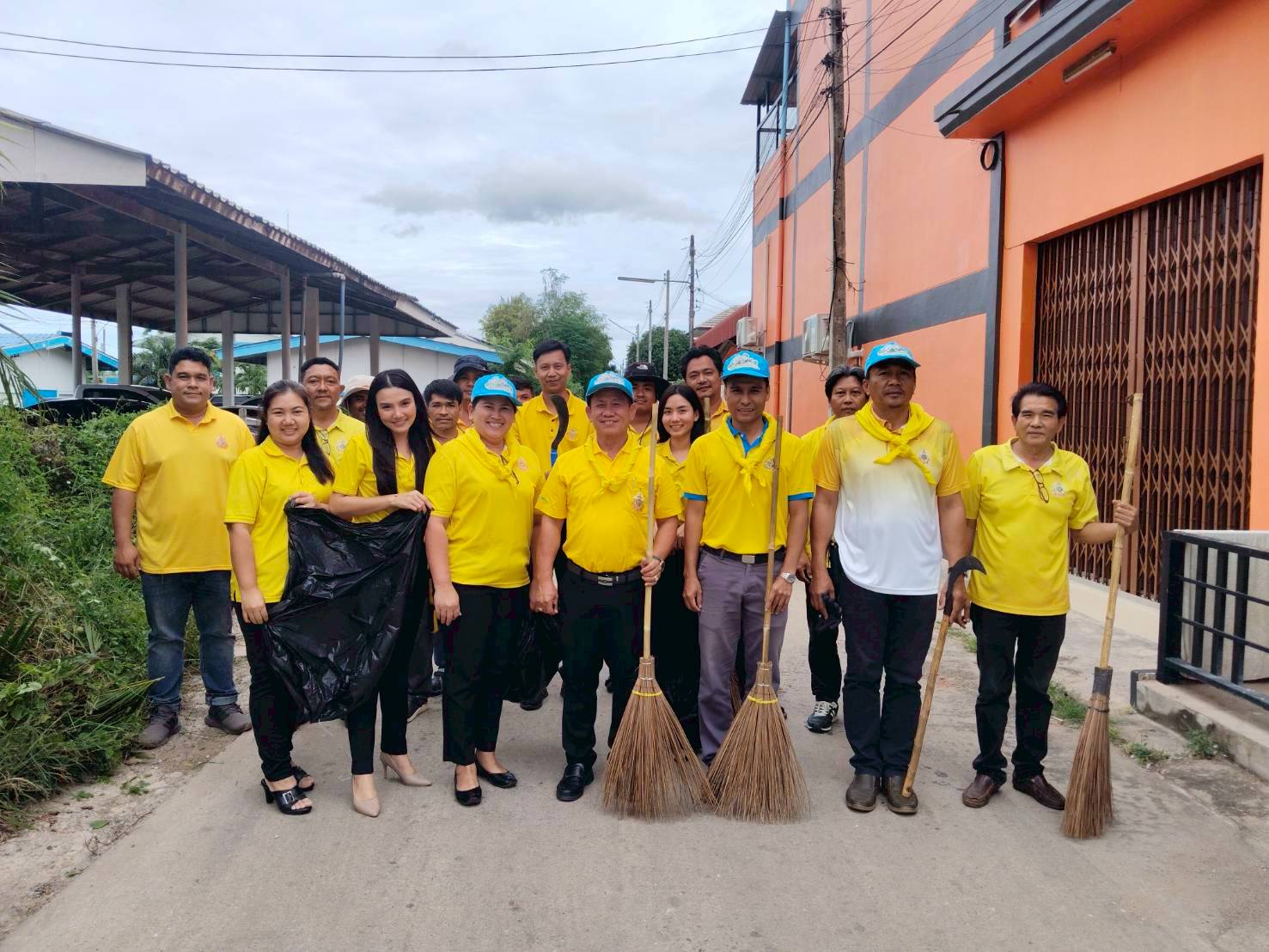 การประปาส่วนภูมิภาคสาขาปราณบุรี ร่วมกิจกรรมจิตอาสาบำเพ็ญสาธารณประโยชน์และสาธารณกุศล ถวายพระราชกุศล  พระบาทสมเด็จพระปรเมนทรมหาอานันทมิดล พระอัฐมรามาธิบดินทร เนื่องในโอกาสวันพระบรมราชสมภพ 100 ปี