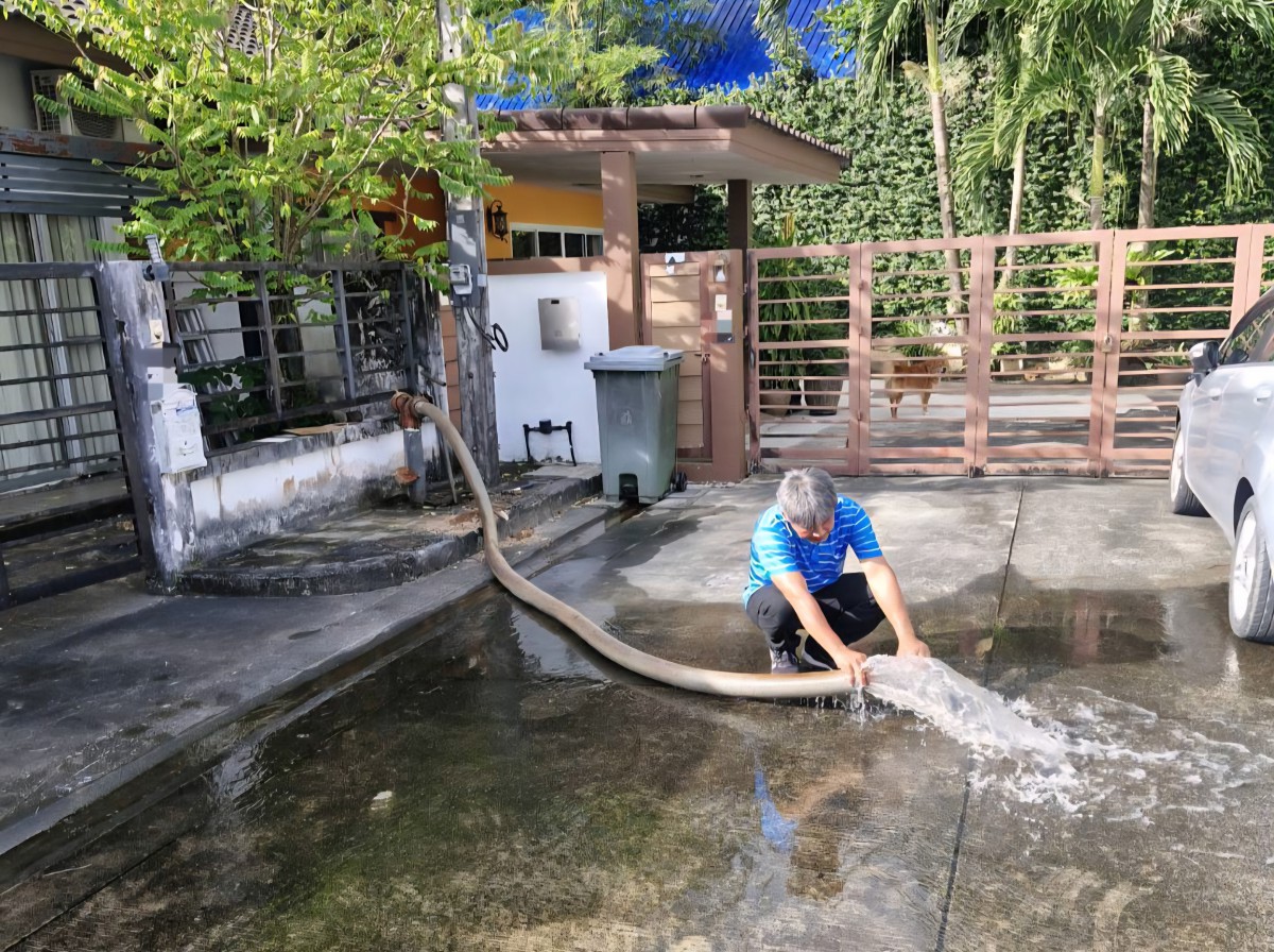 กปภ.ภูเก็ต นำทีมลงพื้นที่ บริเวณหมู่บ้านสบายวิลเลจ 1 ซอยกะทู้ 6 ตำบลกะทู้ อำเภอกะทู้ จังหวัดภูเก็ต ดำเนินการระบายตะกอนในเส้นท่อจ่ายน้ำ (Blow off)