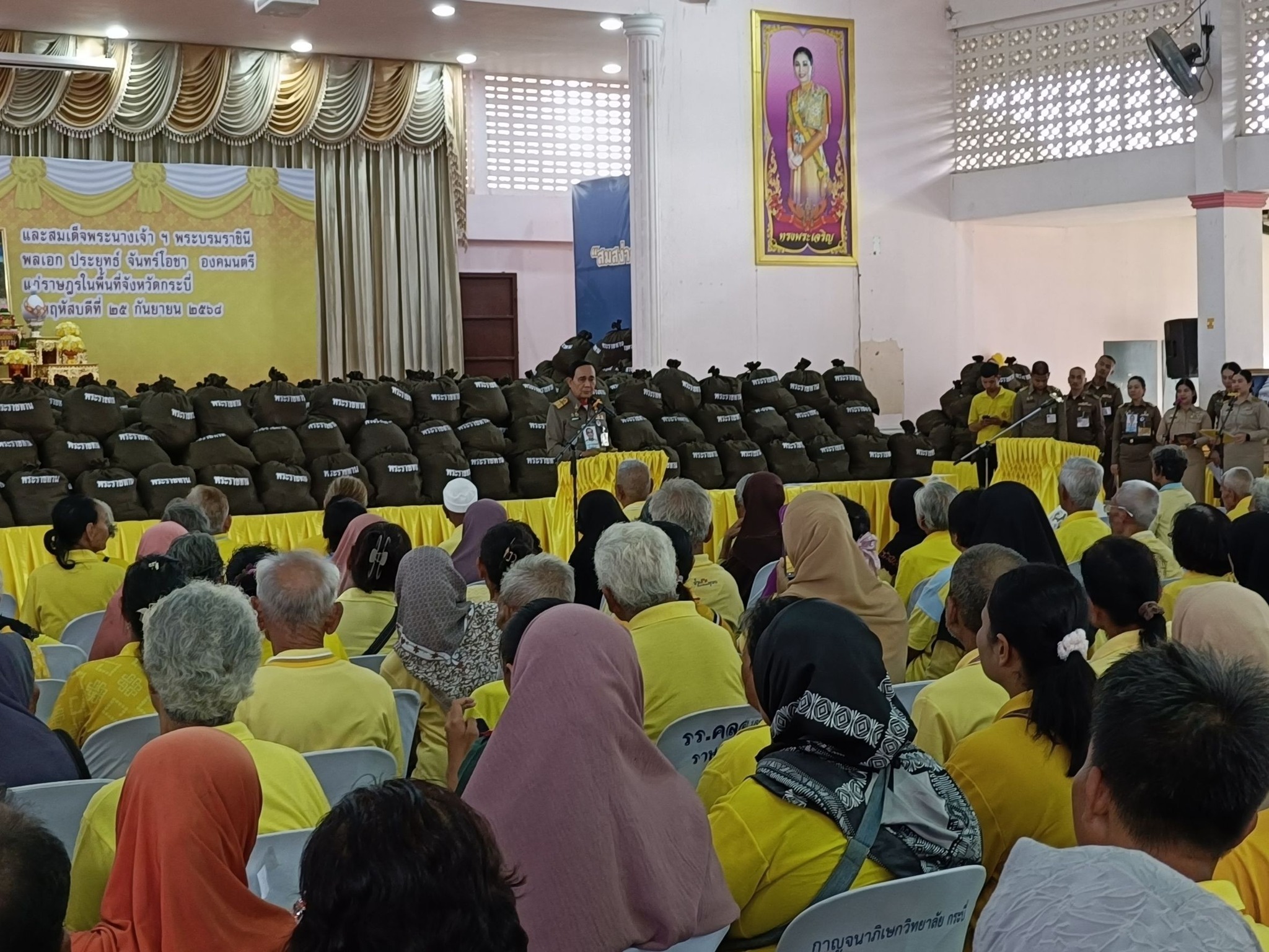 การประปาส่วนภูมิภาคสาขาคลองท่อมอบน้ำดื่มบรรจุขวดตราสัญลักษณ์ กปภ. จำนวน 1,400 ขวด ประจำจุดบริการน้ำดื่มเพื่อบริการประชาชนที่เข้าร่วมโครงการสืบสานพระราชปณิธาน ให้ความรู้ประชาชนและเยาวชน พร้อมออกหน่วยให้บริการประชาชาชน ณ โรงเรียนคลองท่อมราษฎร์รังสรรค์ อำเภอคลองท่อม จังหวัดกระบี่