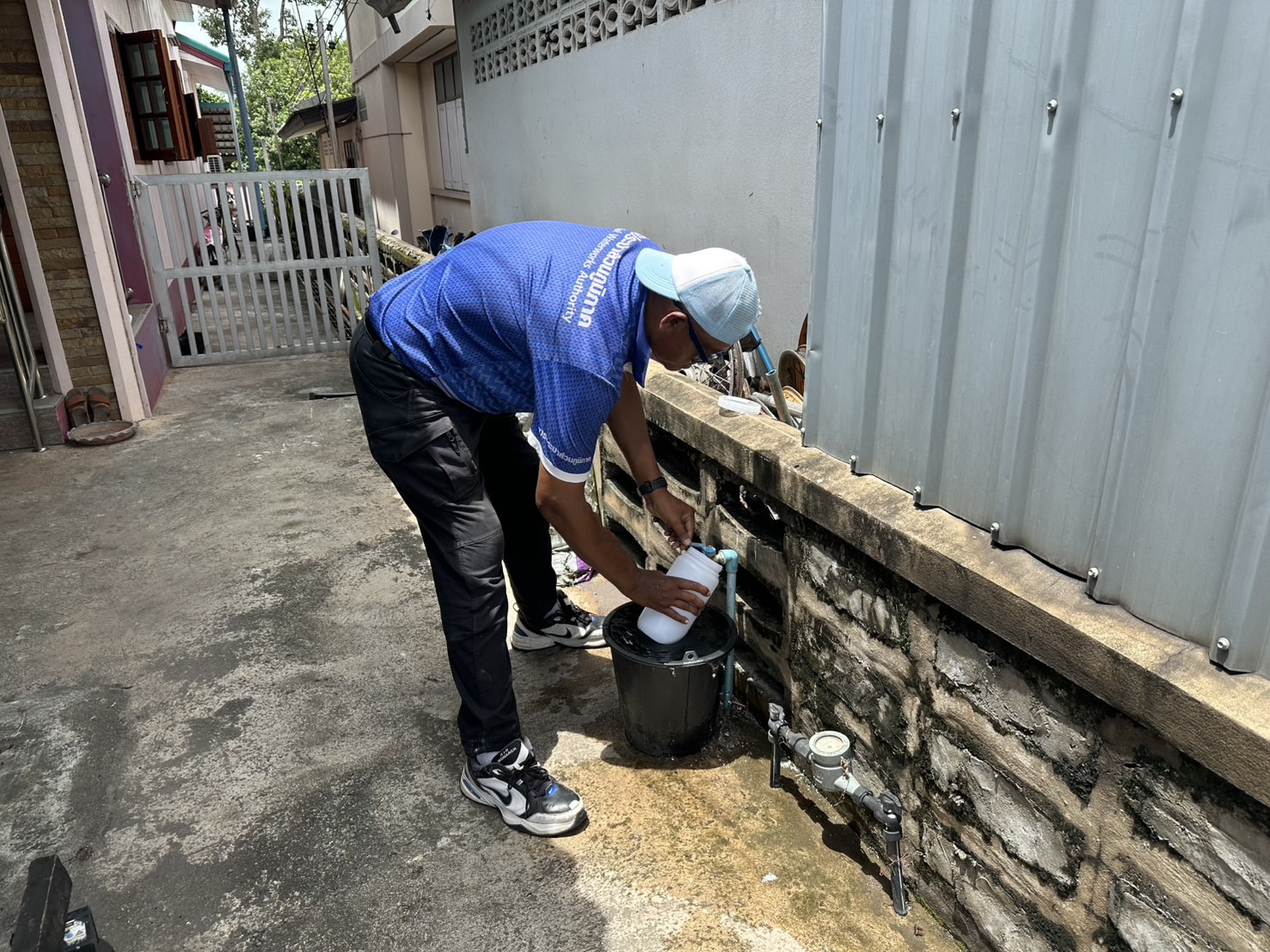 กปภ.สาขากาญจนดิษฐ์ ลงพื้นที่สุ่มน้ำประปา บริเวณร้านซ่อมมอเตอร์ไซค์ หน้าที่ทำการอำเภอกาญจนดิษฐ์ ม.1 ต.กะแดะ อ.กาญจนดิษฐ์ จังหวัดสุราษฎร์ธานี พื้นที่แม่ข่ายกาญจนดิษฐ์ โดยเก็บตัวอย่างน้ำจากก๊อกน้ำที่บ้านของผู้ใช้น้ำไปตรวจสอบคุณภาพน้ำ