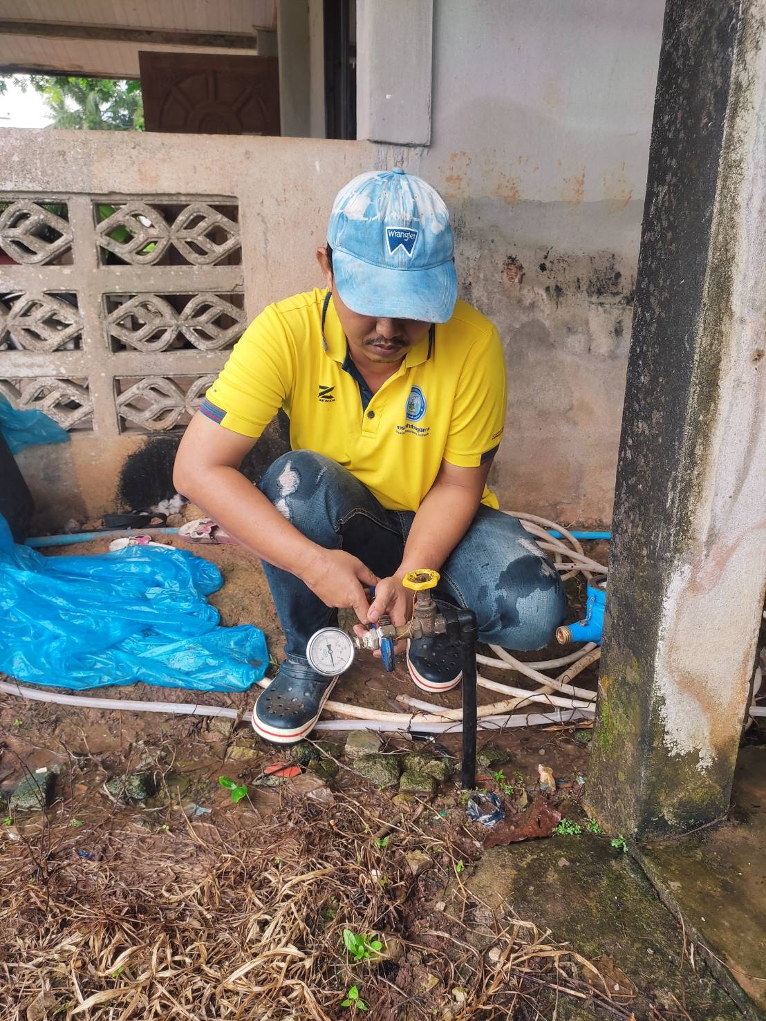 กปภ.สาขาคลองท่อม นำทีมลงพื้นที่ตรวจวัดแรงดันน้ำหลังมาตร