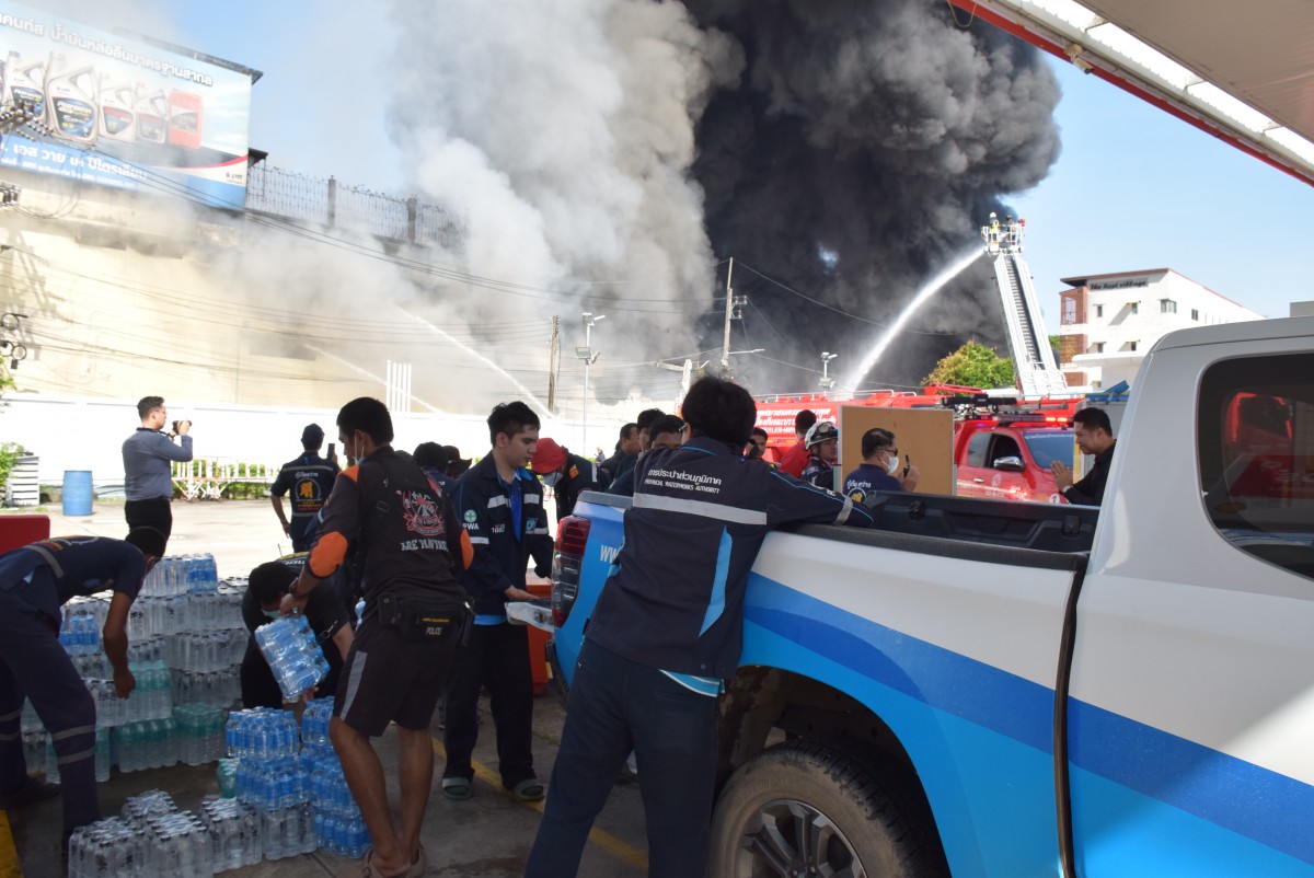 กปภ.สาขาระยอง เร่งสนับสนุนน้ำดื่มบรรจุขวดตราสัญลักษณ์ กปภ. และน้ำที่ใช้ในการดับเพลิง ให้แก่เจ้าหน้าที่เหตุเพลิงไหม้กลางเมืองระยอง