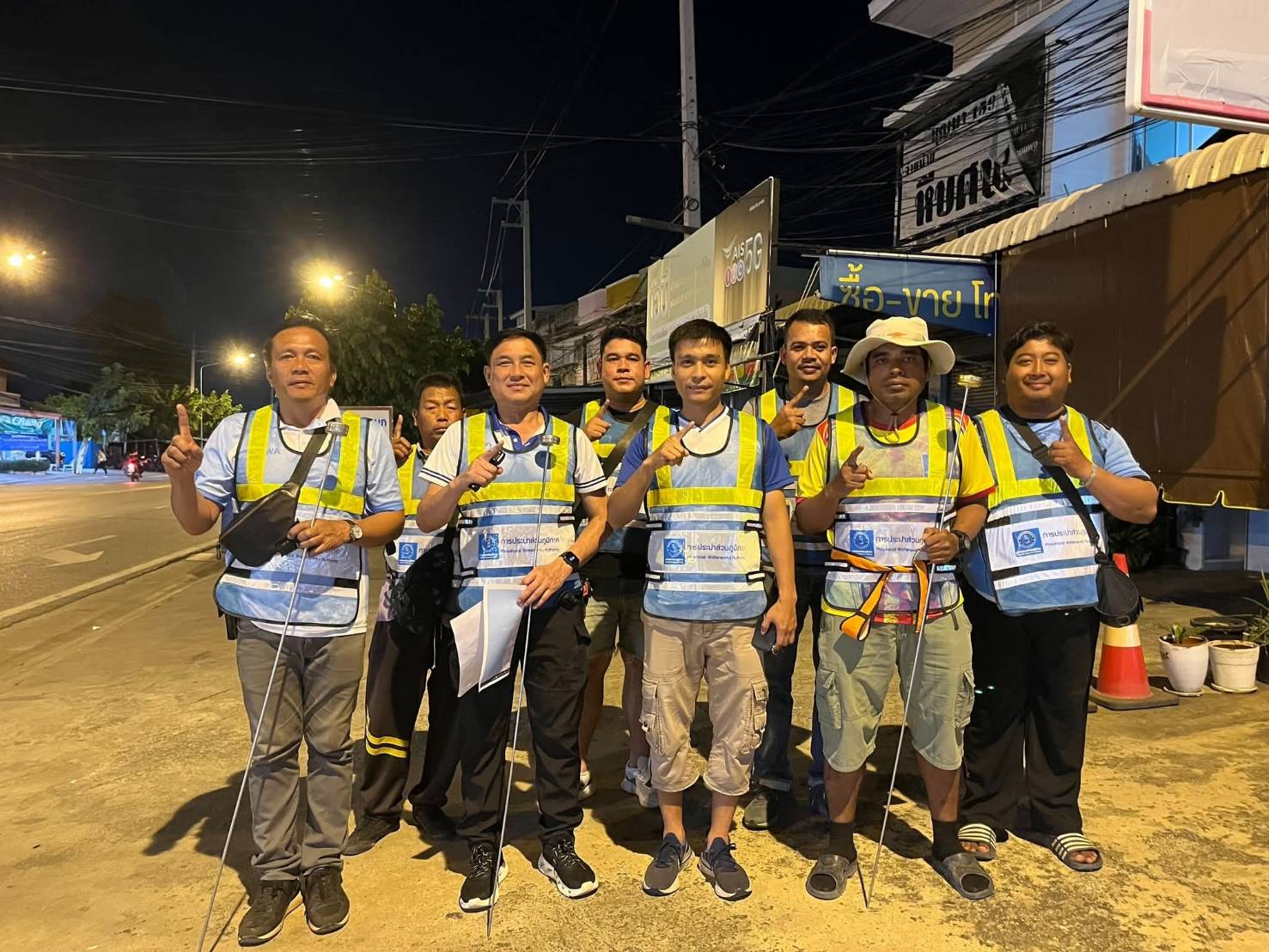 กปภ.สาขาปราณบุรี ลงพื้นที่ค้นหาท่อแตกรั่ว (ALC) พร้อมตรวจสอบแรงดันน้ำ บริเวณ หมู่ 2 และ หมู่ 4 ต.ปากน้ำปราณ อ.ปราณบุรี จ.ประจวบคีรีขันธ์ เพื่อแก้ไขปัญหาน้ำประปาไหลอ่อน -ไม่ไหลในพื้นที่