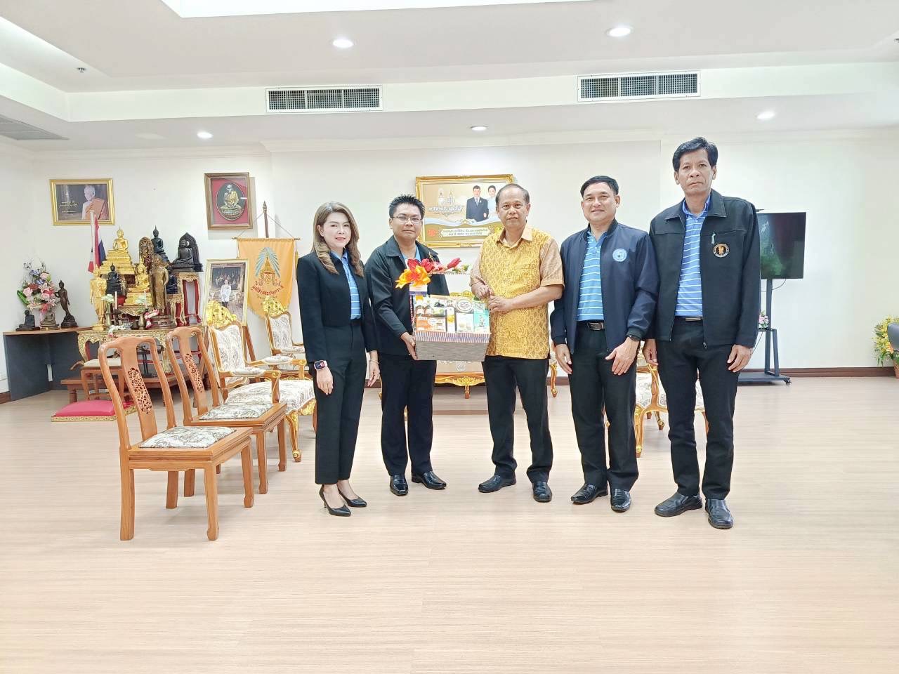 ผู้จัดการการประปาส่วนภูมิภาคสาขาประจวบคีรีขันธ์ และผู้จัดการการประปาส่วนภูมิภาคสาขาในจังหวัดประจวบคีรีขันธ์ เข้าพบผู้ว่าราชการจังหวัดประจวบคีรีขันธ์ เพื่อรายงานตัวเนื่องในโอกาสที่ย้ายมาดำรงตำแหน่งใหม่