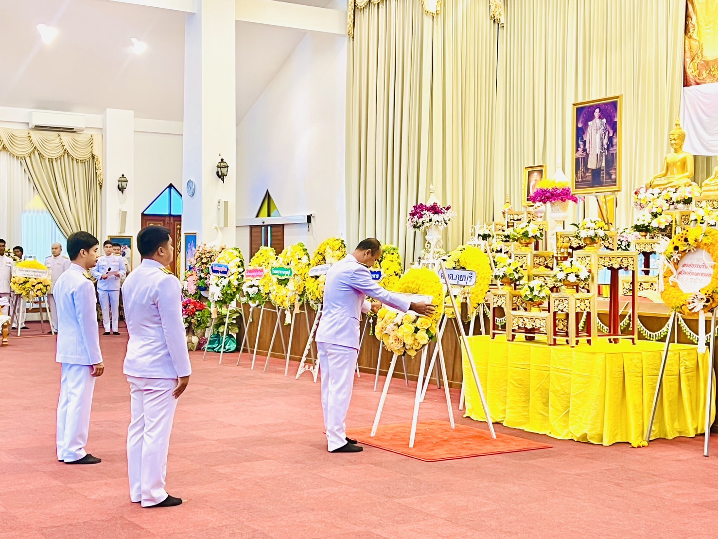 กปภ.สาขากุยบุรี ร่วมพิธีใส่บาตร และถวายพวงมาลา เนื่องในวันคล้ายวันสวรรคตพระบาทสมเด็จพระบรมชนกาธิเบศร มหาภูมิพลอดุลยเดชมหาราช บรมนาถบพิตร