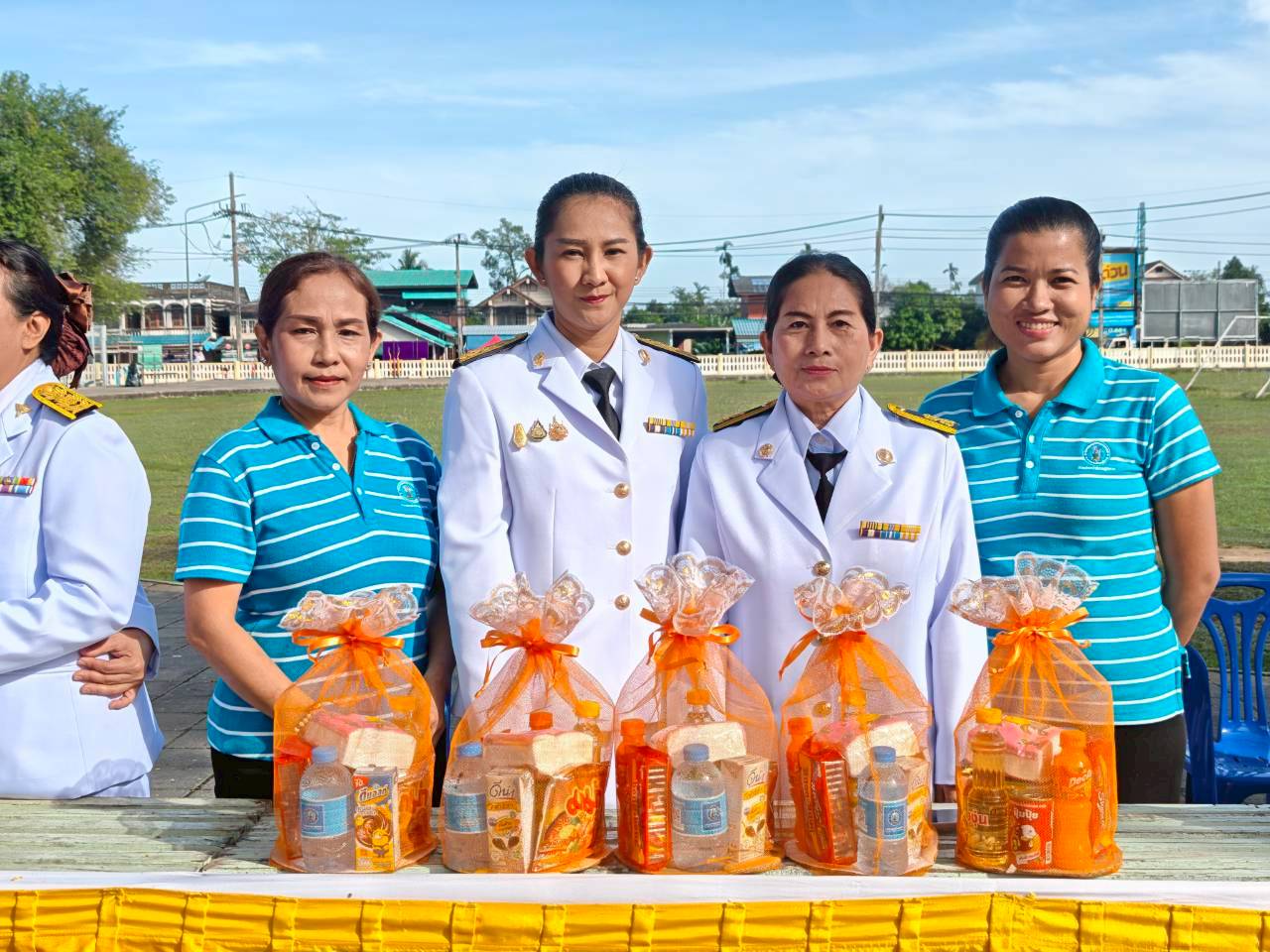 กปภ.สาขากาญจนดิษฐ์ ร่วมพิธีใส่บาตร และถวายพวงมาลา เนื่องในวันนวมินทรมหาราช วันคล้ายวันสวรรคต พระบาทสมเด็จพระบรมชนกาธิเบศร มหาภูมิพลอดุลยเดชมหาราช บรมนาถบพิตร