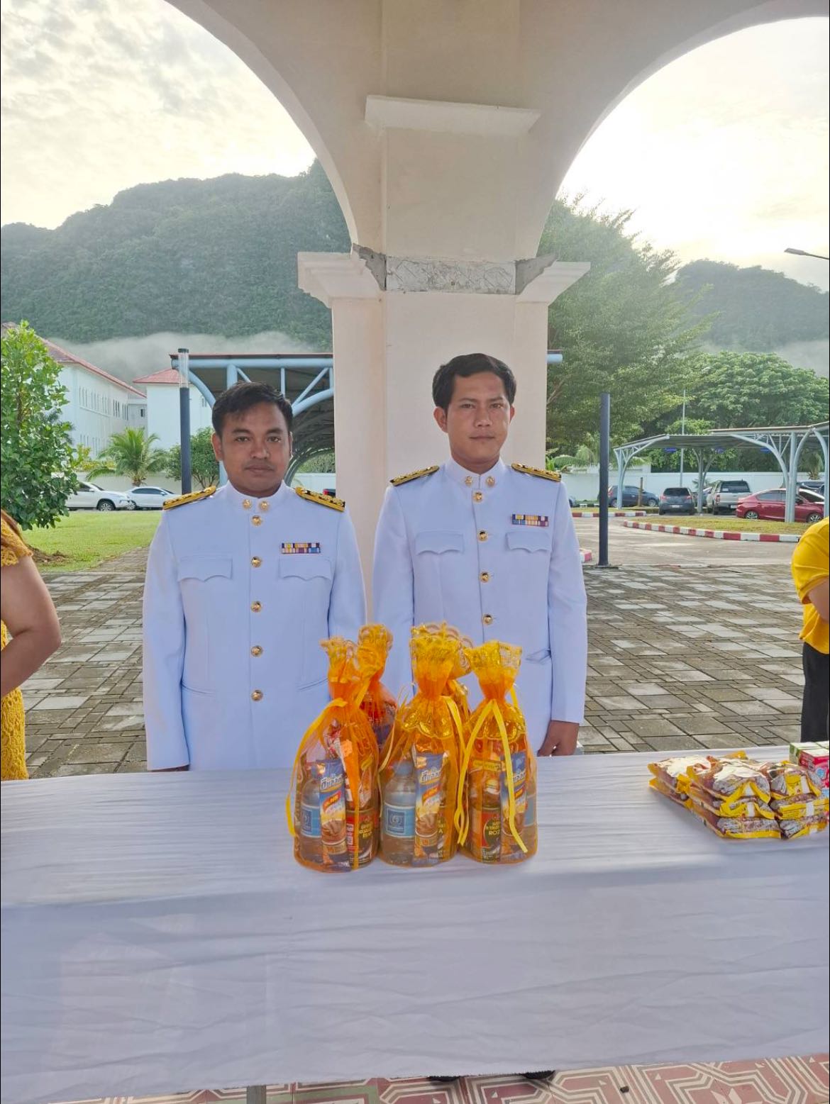 กปภ.สาขาพังงา เข้าร่วมพิธีทำบุญตักบาตรและพิธีวางพวงมาลา ถวายเป็นพระราชกุศล เนื่องในวันนวมินทรมหาราช 13 ตุลาคม 2568