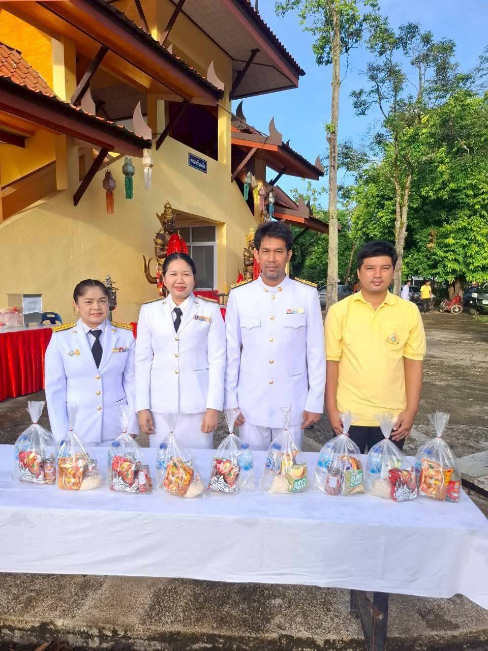 การประปาส่วนภูมิภาคสาขาอ่าวลึก ร่วมพิธีสวดพระพุทธมนต์และทำบุญตักบาตร ถวายพระราชกุศลเนื่องในวันคล้ายวันสวรรคต พระบาทสมเด็จพระบรมชนกาธิเบศรมหาภูมิพลอดุลยเดชมหาราช บรมนารถบพิตร "วันนวมินทรมหาราช" ณ วัดราษฎร์รังสรรค์ อำเภออ่าวลึก จังหวัดกระบี่