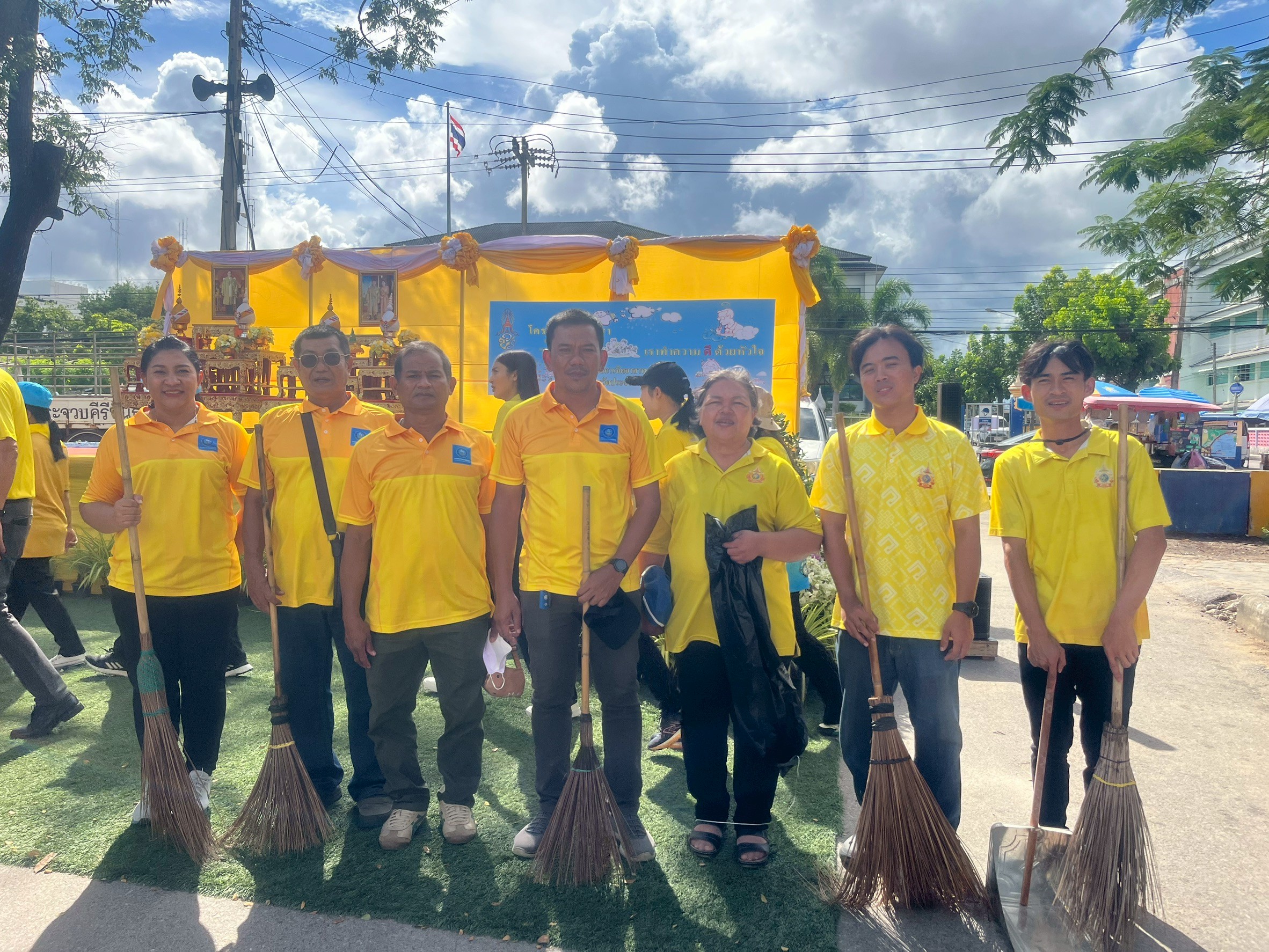 การประปาส่วนภูมิภาคสาขาประจวบคีรีขันธ์ ร่วมกิจกรรมจิตอาสาพัฒนาปรับปรุงภูมิทัศน์สวนสาธารณะหน้าเทศบาลเมืองประจวบคีรีขันธ์ เนื่องใน วันนวมินทรมหาราช ประจำปี 2568