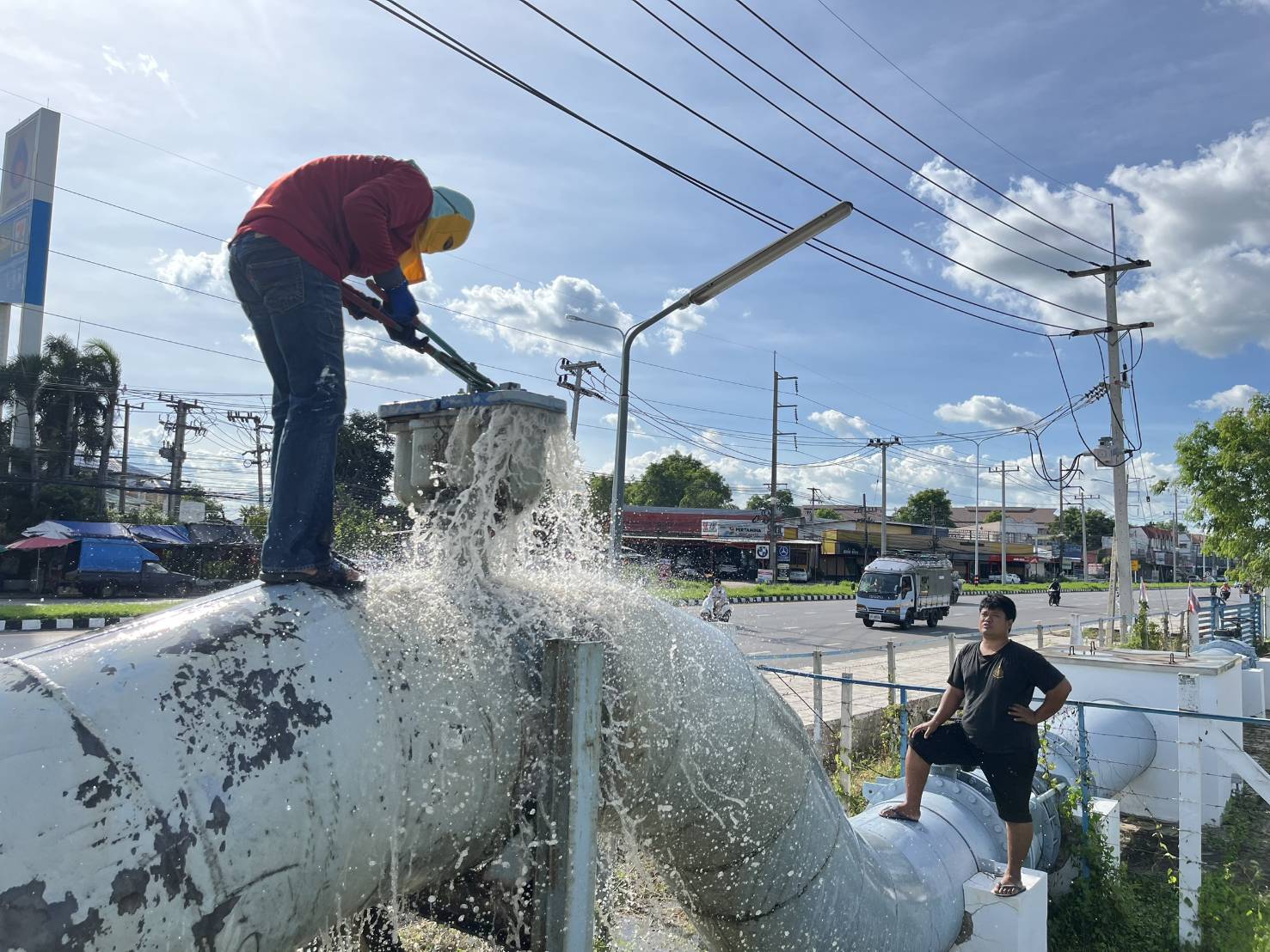 กปภ.สาขามหาสารคาม ดำเนินการล้างแอร์วาล์ว เพื่อเพิ่มประสิทธิภาพการสูบจ่ายน้ำดิบ เพื่อผลิตน้ำประปา