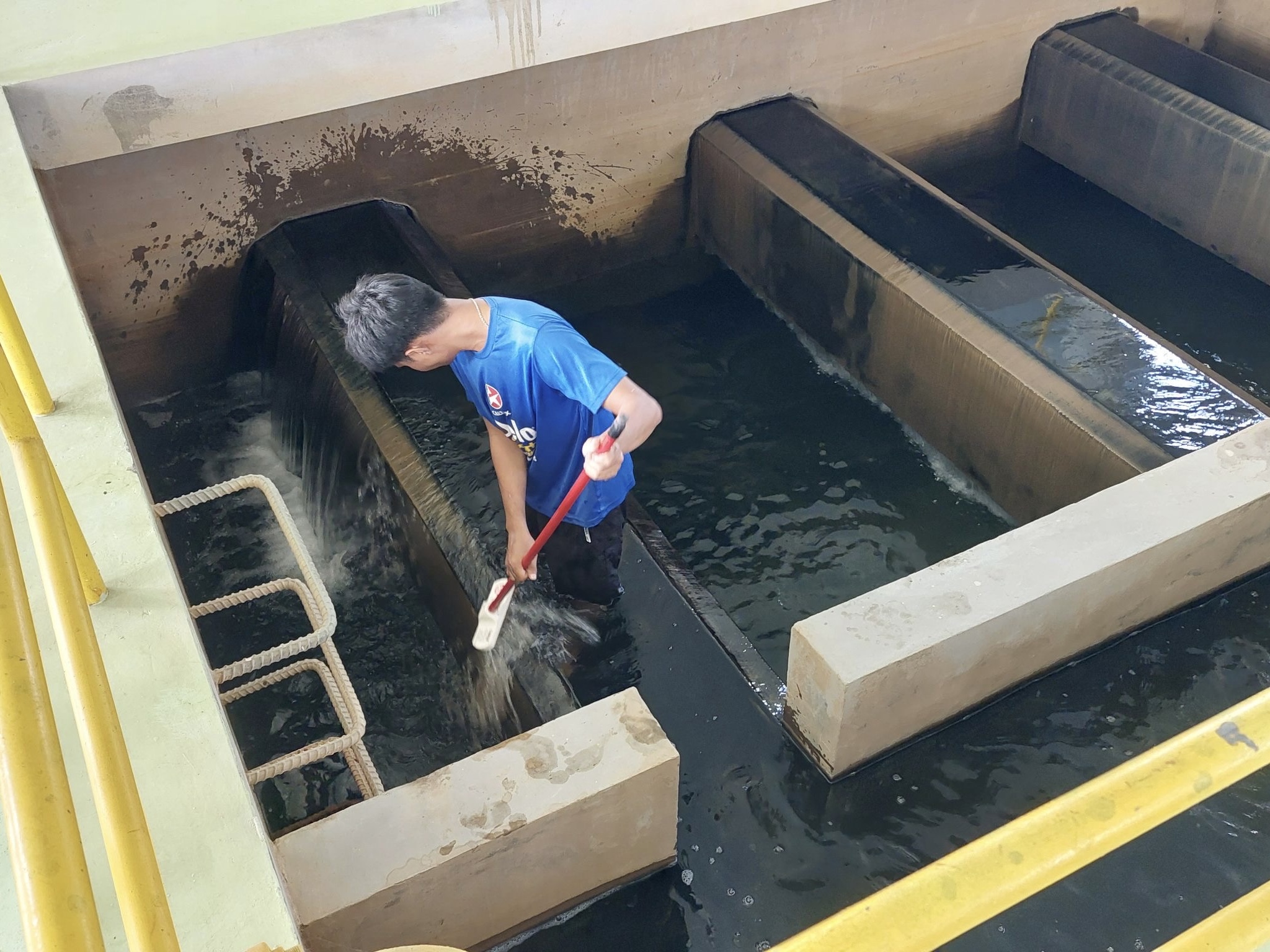 การประปาส่วนภูมิภาคสาขากุยบุรี ล้างถังตกตะกอนตามแผนงาน โครงการ "การบริหารจัดการน้ำสะอาด" (WSP)