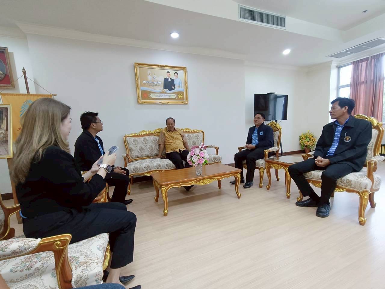 การประปาส่วนภูมิภาคสาขาบางสะพาน และผู้จัดการการประปาส่วนภูมิภาคสาขาในจังหวัดประจวบคีรีขันธ์ เข้าพบผู้ว่าราชการจังหวัดประจวบคีรีขันธ์ เพื่อรายงานตัวเนื่องในโอกาสที่ย้ายมาดำรงตำแหน่งใหม่