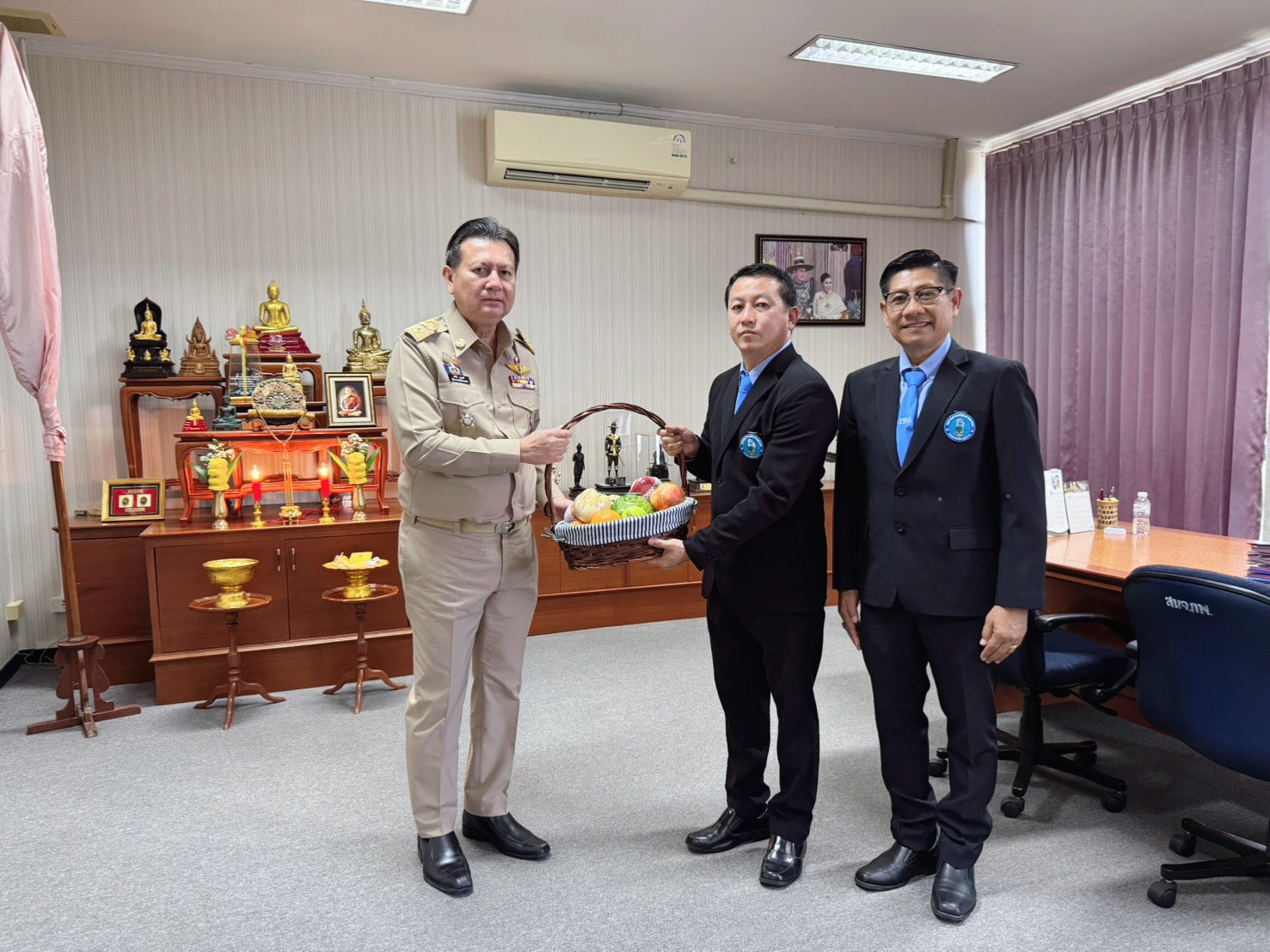 ผู้จัดการการประปาส่วนภูมิภาคสาขาขาณุวรลักษบุรี พร้อมด้วย ผู้จัดการการประปาส่วนภูมิภาคสาขากำแพงเพชร เข้าพบผู้ว่าราชการจังหวัดกำแพงเพชร เพื่อรายงานตัวเนื่องในโอกาสที่ย้ายมาดำรงตำแหน่งใหม่