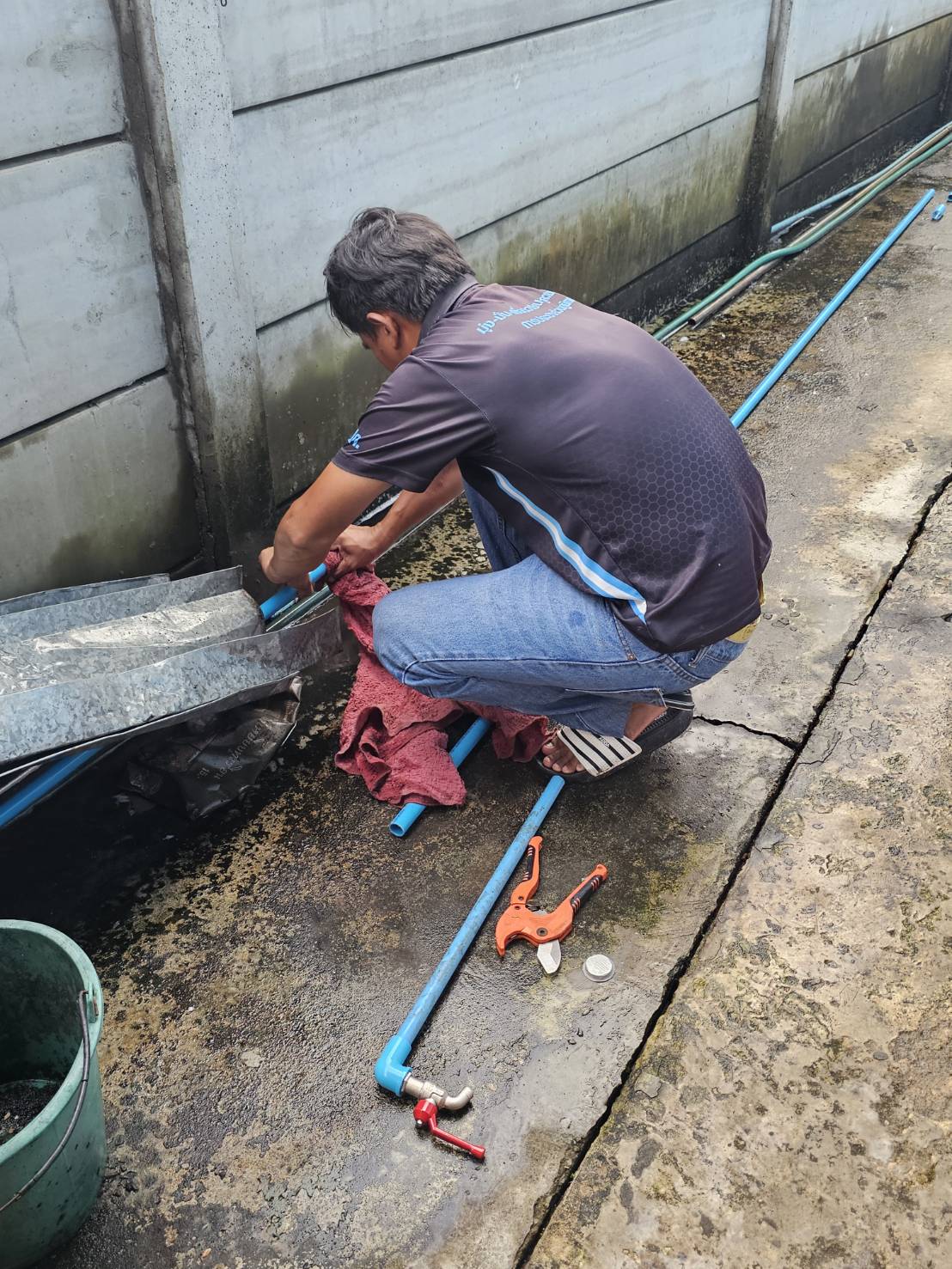 นายปกรณ์ บัวทอง ผู้จัดการการประปาส่วนภูมิภาคสาขาปากท่อ พร้อมด้วยทีมงานพนักงานในสังกัด เข้าตรวจสอบท่อภายในให้แก่ลูกค้า