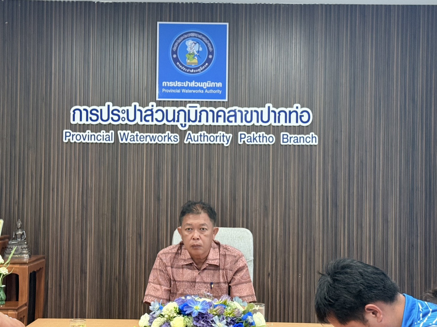 นายปกรณ์ บัวทอง ผู้จัดการการประปาส่วนภูมิภาคสาขาปากท่อ พร้อมด้วย นายสมจินต์ ศรีทอง หัวหน้างานบริการและควบคุมน้ำสูญเสีย และทีมงานในสังกัด เข้าร่วมประชุมการบริหารพื้นที่จ่ายน้ำในเขตพื้นที่ กปภ.สาขาปากท่อ