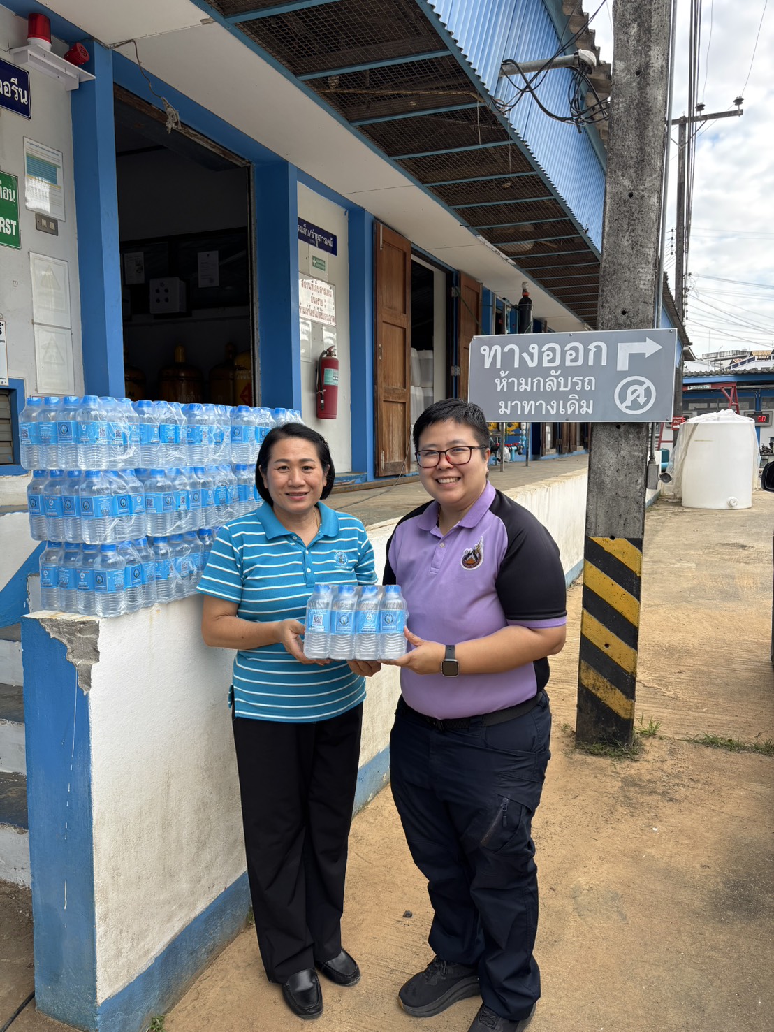 กปภ.สาขาแม่สาย สนับสนุนน้ำดื่ม ตราสัญลักษณ์ กปภ.