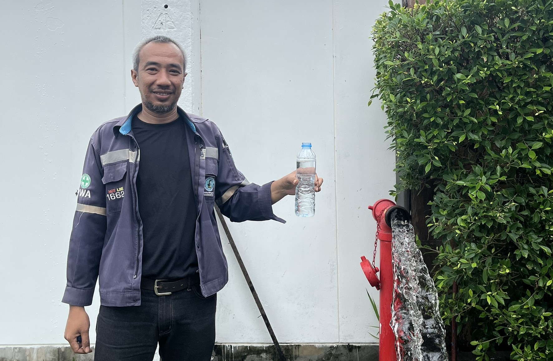 กปภ.ภูเก็ต นำทีมลงพื้นที่ บริเวณหมู่บ้านโมโนป่าหลาย ต.ฉลอง อ. เมือง จ.ภูเก็ต ดำเนินการระบายตะกอนในเส้นท่อจ่ายน้ำ (Blow off)