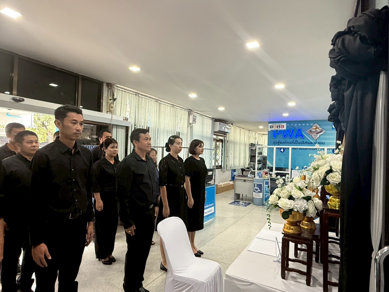 การประปาส่วนภูมิภาคสาขาเดิมบางนางบวช จัดพิธีลงนามถวายอาลัยเบื้องหน้าพระฉายาลักษณ์ สมเด็จพระนางเจ้าสิริกิติ์ พระบรมราชินีนาถ พระบรมราชชนนีพันปีหลวง น้อมรำลึกในพระมหากรุณาธิคุณ