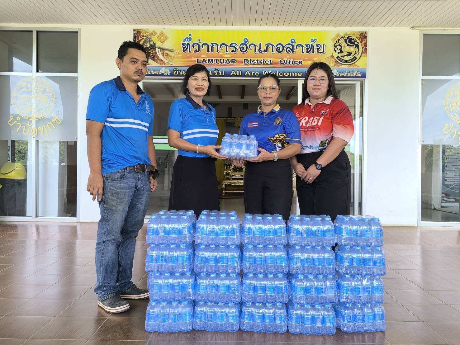 การประปาส่วนภูมิภาคสาขาคลองท่อมมอบน้ำดื่มบรรจุขวดตราสัญลักษณ์ กปภ. จำนวน 480 ขวด