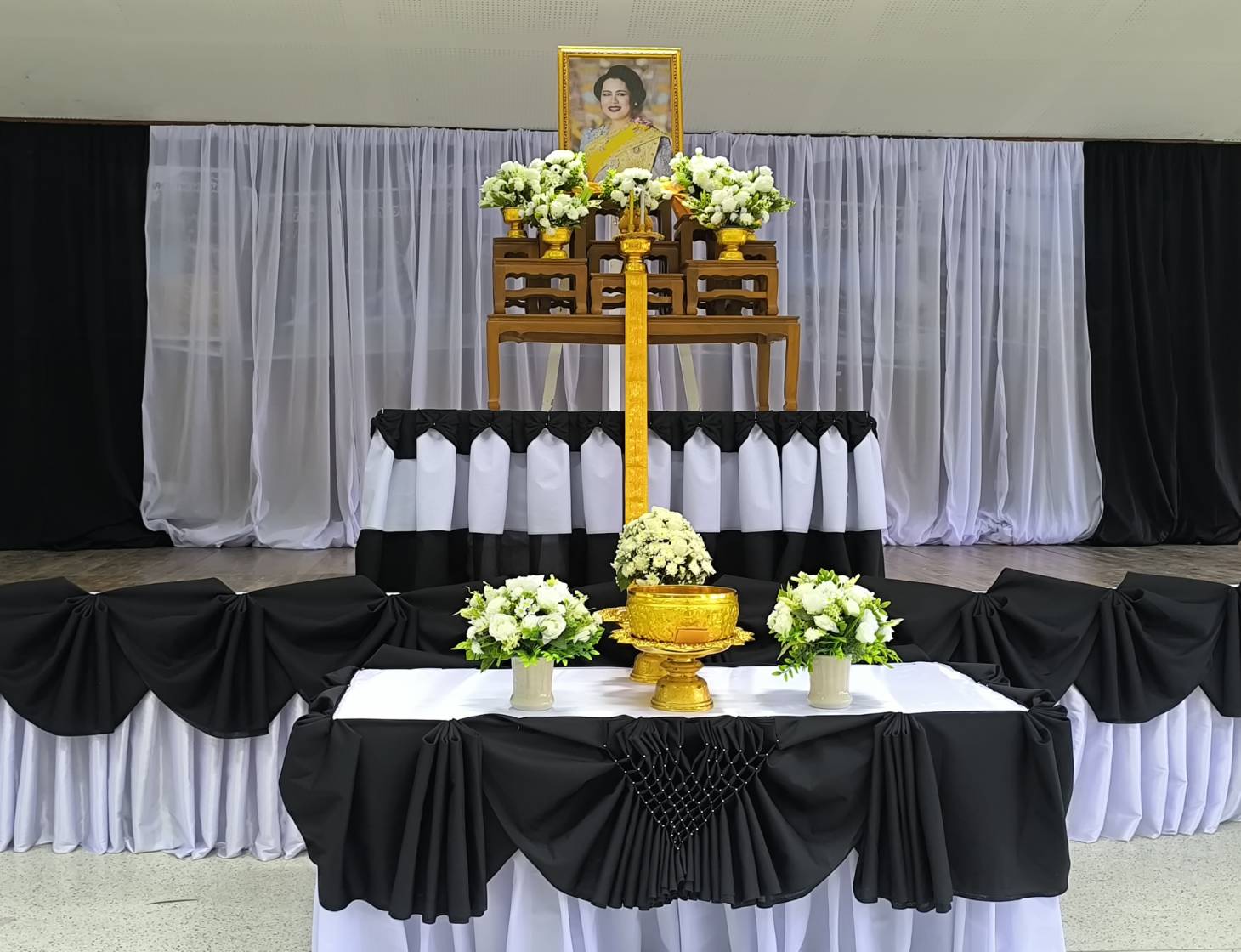 กปภ.สาขาคลองท่อม ร่วมพิธีถวายน้ำสรงพระบรมศพ เบื้องหน้าพระบรมฉายาลักษณ์ สมเด็จพระนางเจ้าสิริกิติ์ พระบรมราชินีนาถ พระบรมราชชนนีพันปีหลวง