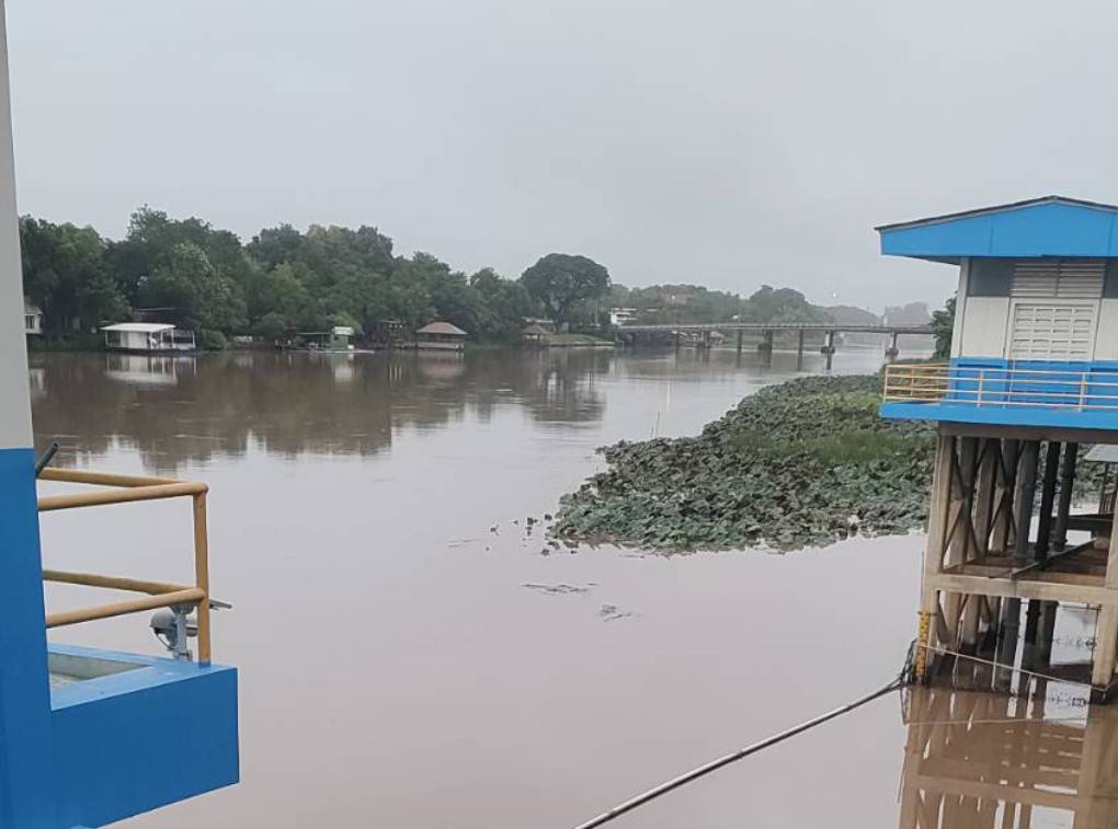 กปภ.สาขากาญจนบุรี ทำกิจกรรมบำรุงรักษาระบบจ่ายสารเคมี สำหรับควบคุมคุณภาพน้ำให้ได้มาตรฐานคุณภาพน้ำ กปภ. เพื่อเตรียมการรับสถานการณ์น้ำขุ่น เนื่องจากน้ำท่วมฉับพลัน น้ำป่าไหลหลาก