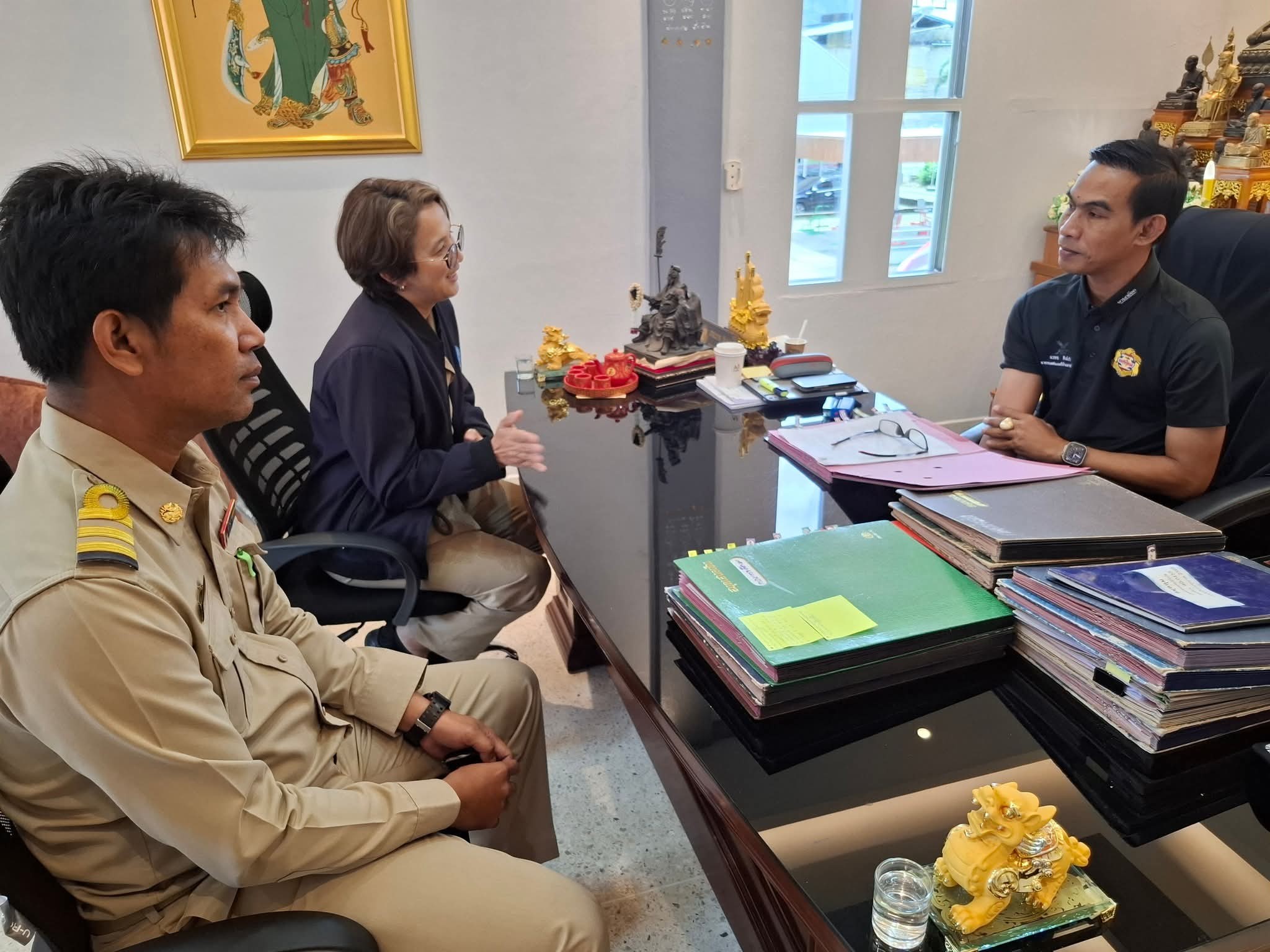 ผู้จัดการการประปาส่วนภูมิภาคสาขาอ่าวลึก พร้อมด้วยนายรัตนศักดิ์ บุญนายก หัวหน้างานบริการและควบคุมน้ำสูญเสีย เข้ารายงานตัวต่อนายนวกร สังข์แก้ว นายกเทศมนตรีตำบลอ่าวลึกใต้ เพื่อแนะนำตัวและสร้างความสัมพันธ์อันดีระหว่างหน่วยงาน