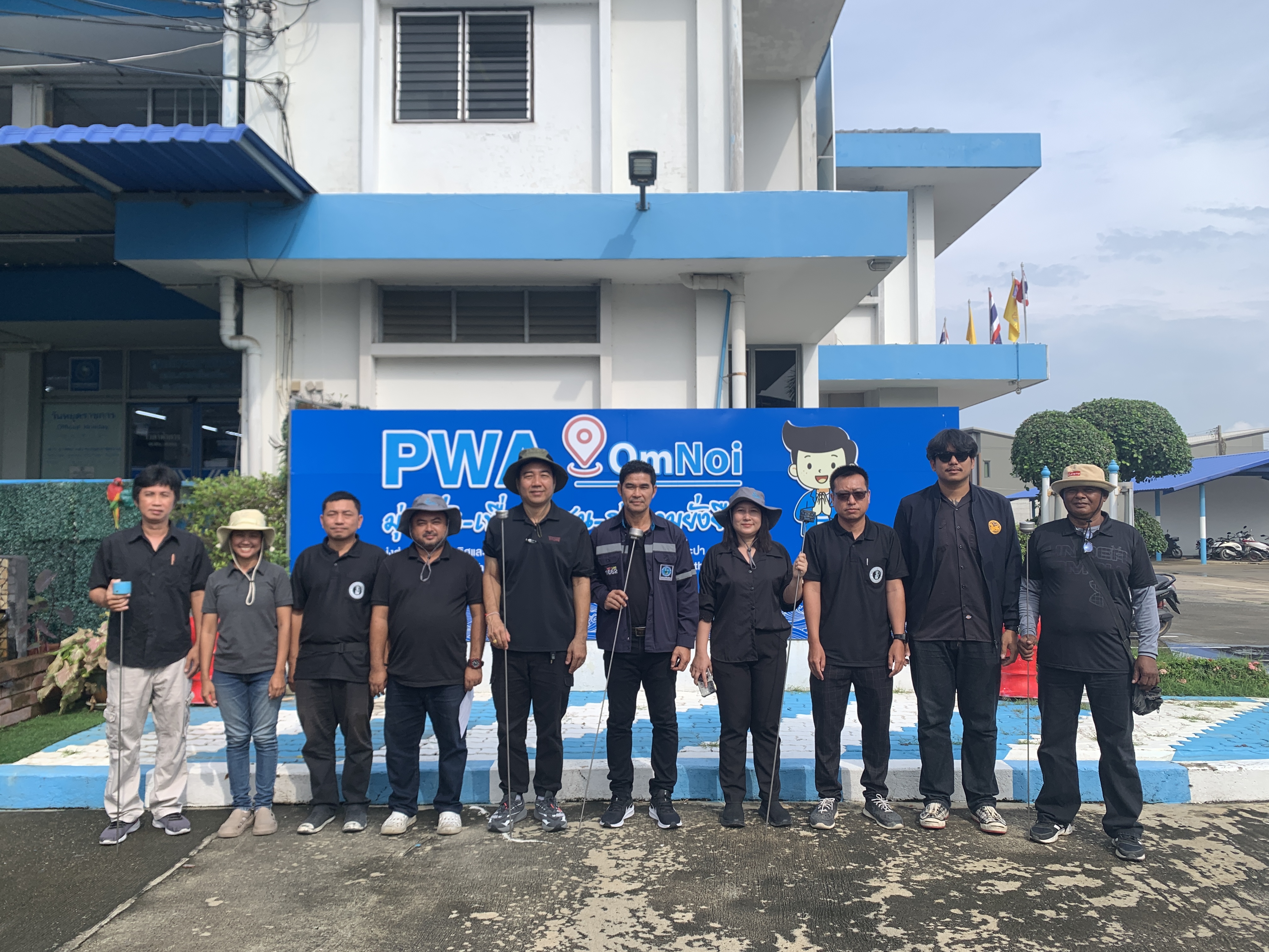 กปภ.สาขาอ้อมน้อย ลงพื้นที่สำรวจค้นหาท่อแตก/ท่อรั่ว บริเวณชุมชนเลียบทางรถไฟศาลายา