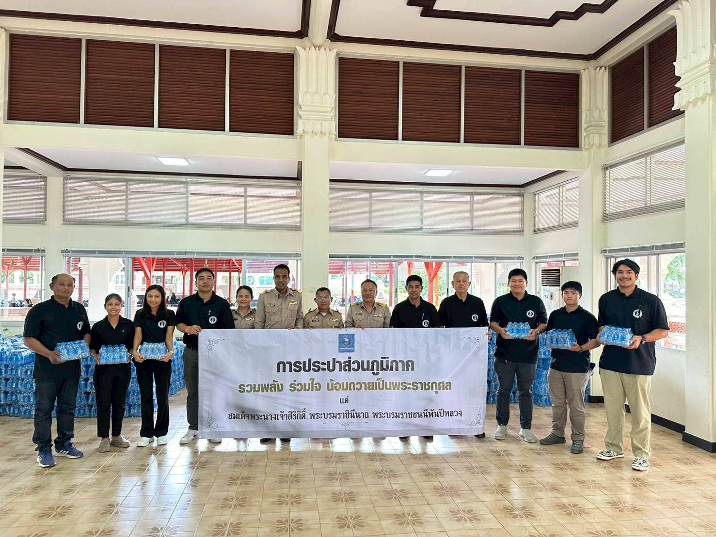 การประปาส่วนภูมิภาคเขต 3 ร่วมกับกปภ.สาขาอ้อมน้อยและกปภ.ในพื้นที่จังหวัดนครปฐม มอบน้ำดื่มบรรจุขวดเพื่ออำนวยความสะดวกแก่ประชาชนที่เดินทางเข้าเฝ้าฯ กราบถวายบังคมพระบรมศพ พระบรมราชชนนีพันปีหลวง