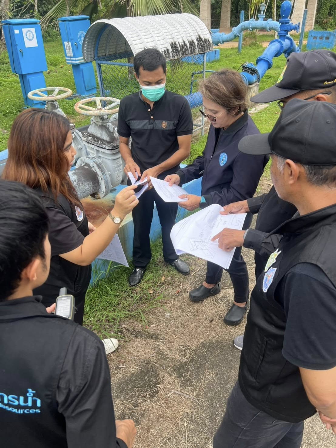 การประปาส่วนภูมิภาคสาขาอ่าวลึก ร่วมกับสำนักงานทรัพยากรน้ำที่ 10 (สุราษฎร์ธานี) ลงพื้นเพื่อกำหนดจุดติดตั้งเครื่องมือวัดหรือประเมินปริมาณน้ำที่ใช้ และเก็บข้อมูลที่จำเป็นเพื่อการตรวจสอบ