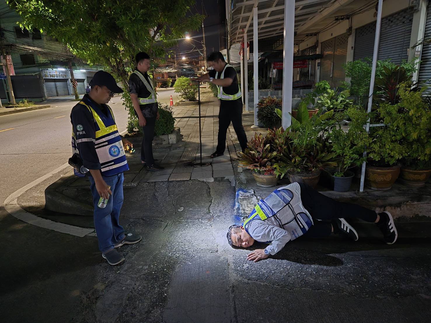 กปภ.สาขาบ้านฉาง ลงพื้นที่ตรวจสอบท่อแตก-ท่อรั่ว ลดน้ำสูญเสียในพื้นที่