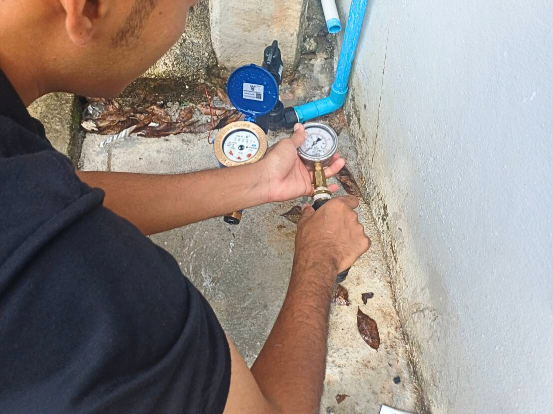 กปภ.สาขาระนอง ลงพื้นที่ตรวจวัดแรงดันน้ำ ตามโครงการ ผู้ใช้น้ำมั่นใจ กปภ.เช็คชัวร์