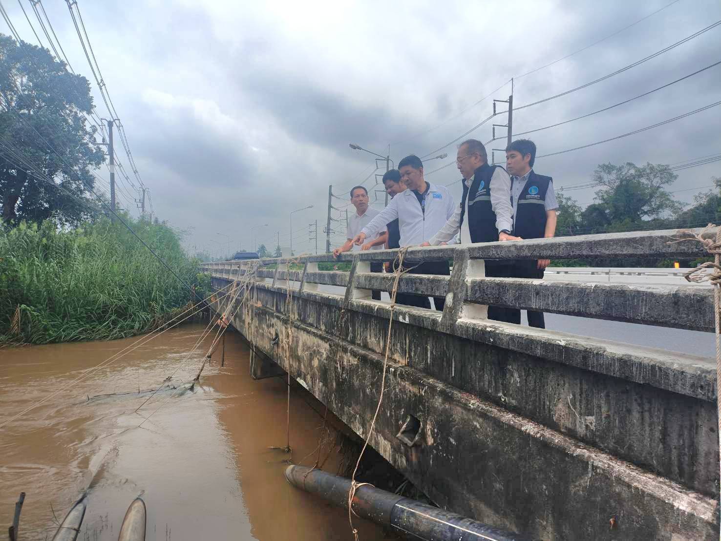 ผู้อำนวยการการประปาส่วนภูมิภาค เขต 4 ลงพื้นที่ติดตามสถานการณ์น้ำท่วม   ณ คลองกะแดะ อ.กาญจนดิษฐ์ จังหวัดสุราษฎร์ธานี