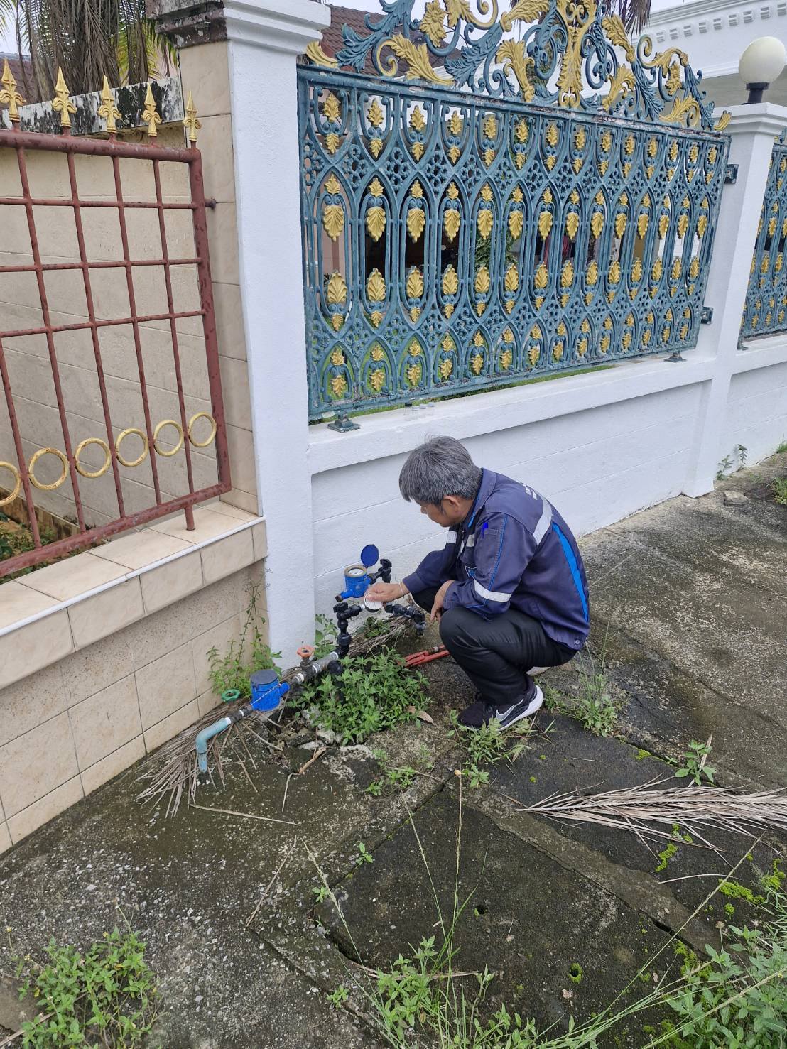 กปภ.สาขาภูเก็ต นำทีมลงพื้นที่ บริเวณหมู่บ้านภูเก็ตวิลล่า 3 ตำบลวิชิต อำเภอเมือง จังหวัดภูเก็ต เพื่อดำเนินการตรวจสอบคุณภาพน้ำ