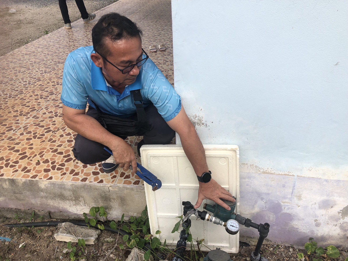 การประปาส่วนภูมิภาคสาขากาญจนดิษฐ์ ภายใต้การบริหารงานโดย นายสุรพงศ์ สมหวัง ผู้จัดการการประปาส่วนภูมิภาคสาขากาญจนดิษฐ์ มอบหมายพนักงานในสังกัด ดำเนินการตรวจวัดแรงดันน้ำ โดยลงพื้นที่แม่ข่ายกาญจนดิษฐ์ บริเวณบ้านผู้ใช้น้ำ หมู่ 4 ตำบลตะเคียนทอง อำเภอกาญจนดิษฐ์ จังหวัดสุราษฎร์ธานี เพื่อตรวจวัดแรงดันน้ำที่เหมาะสมตามมาตรฐานการให้บริการของ กปภ.