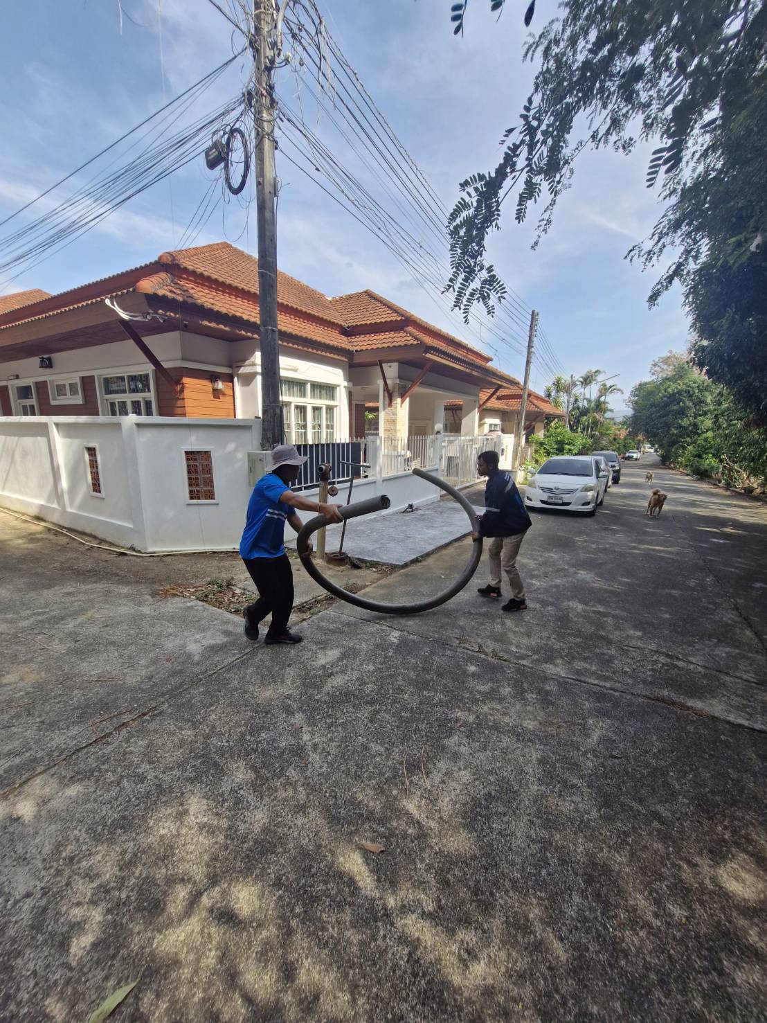 กปภ.สาขาภูเก็ต นำทีมลงพื้นที่ บริเวณหมู่บ้านเดอะวัลเล่ย์ ถนนศรีสุนทร  ตำบลศรีสุนทร อำเถอถลาง  จังหวัดภูเก็ต ดำเนินการระบายตะกอนในเส้นท่อจ่ายน้ำ (Blow off)