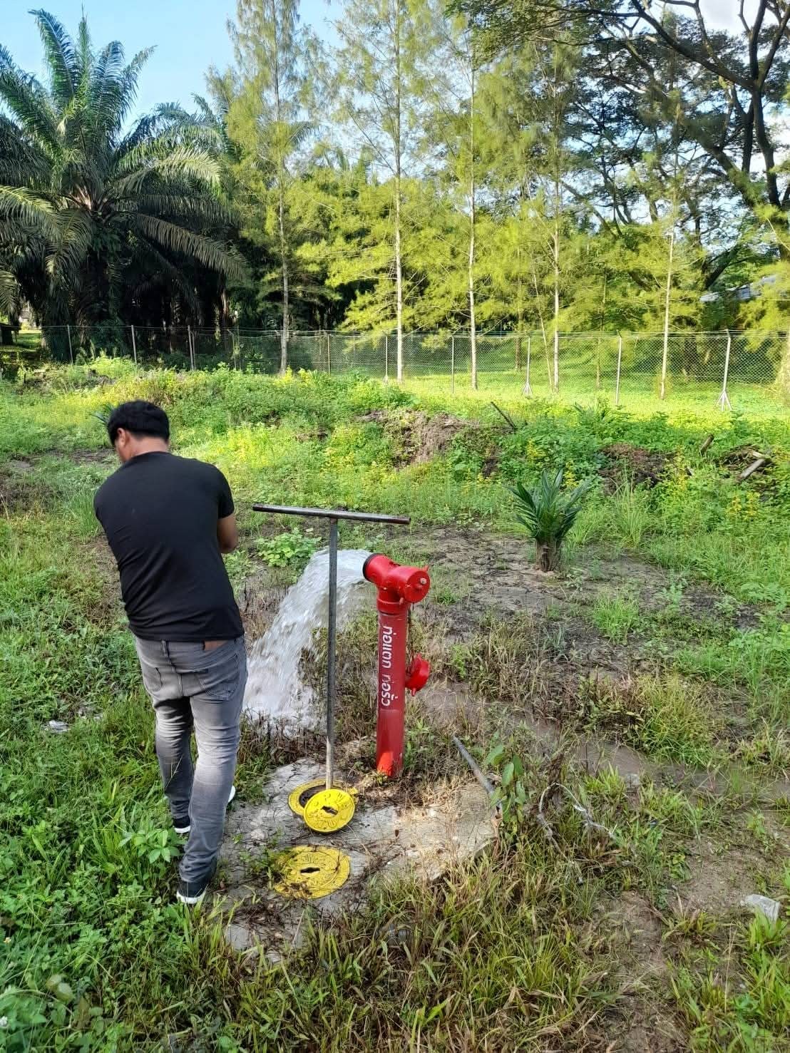 การประปาส่วนภูมิภาคสาขาอ่าวลึก ดำเนินการตามแผนงานบริการและควบคุมน้ำสูญเสีย โบล์วตะกอน ตามแผนระบายตะกอนในเส้นท่อ บริเวณพื้นที่ อำเภออ่าวลึก จังหวัดกระบี่