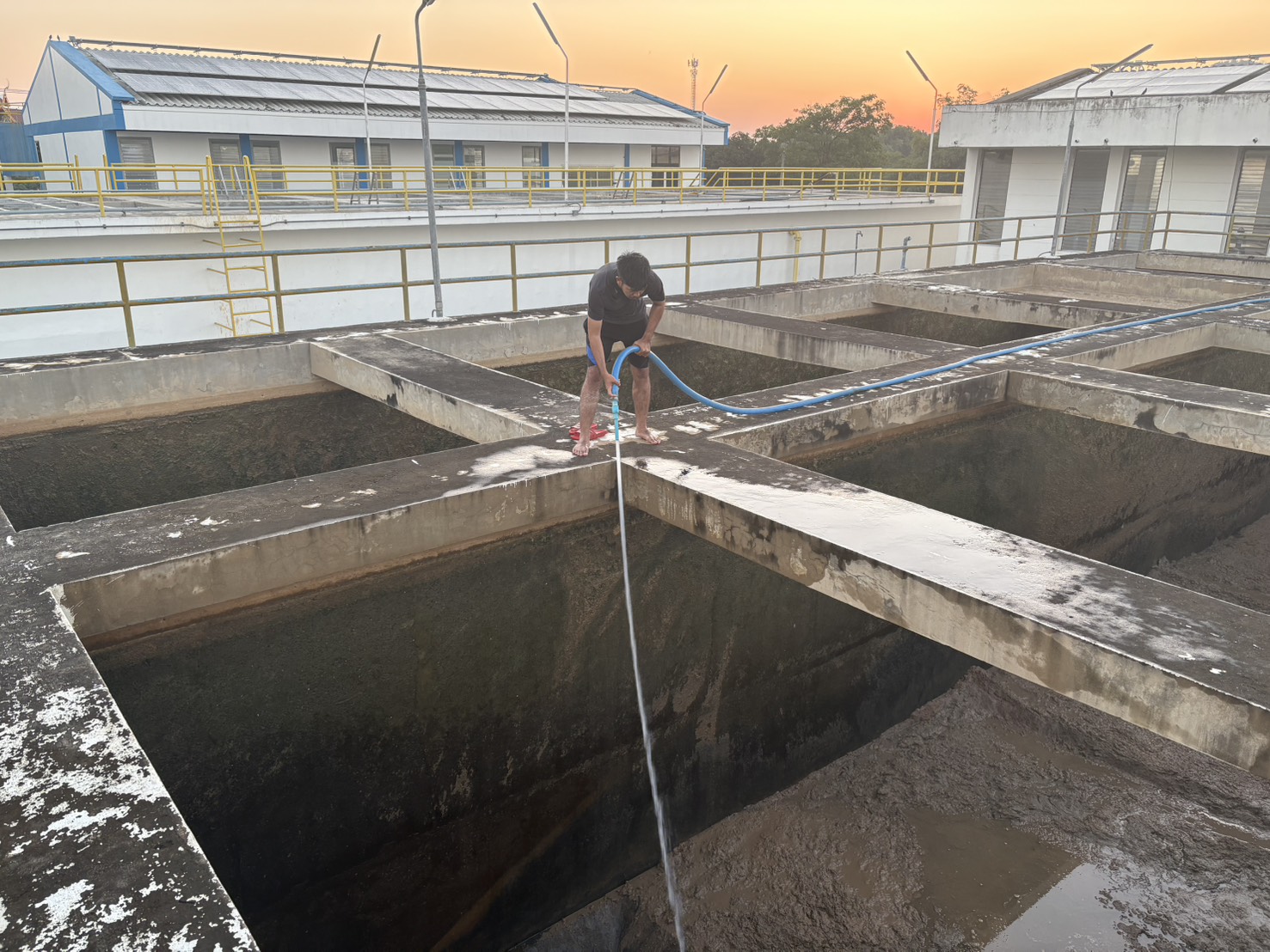 การประปาส่วนภูมิภาคสาขาเดิมบางนางบวช งานผลิตจัดกิจกรรมล้างถังตกตะกอน ประจำเดือน ธันวาคม 2568