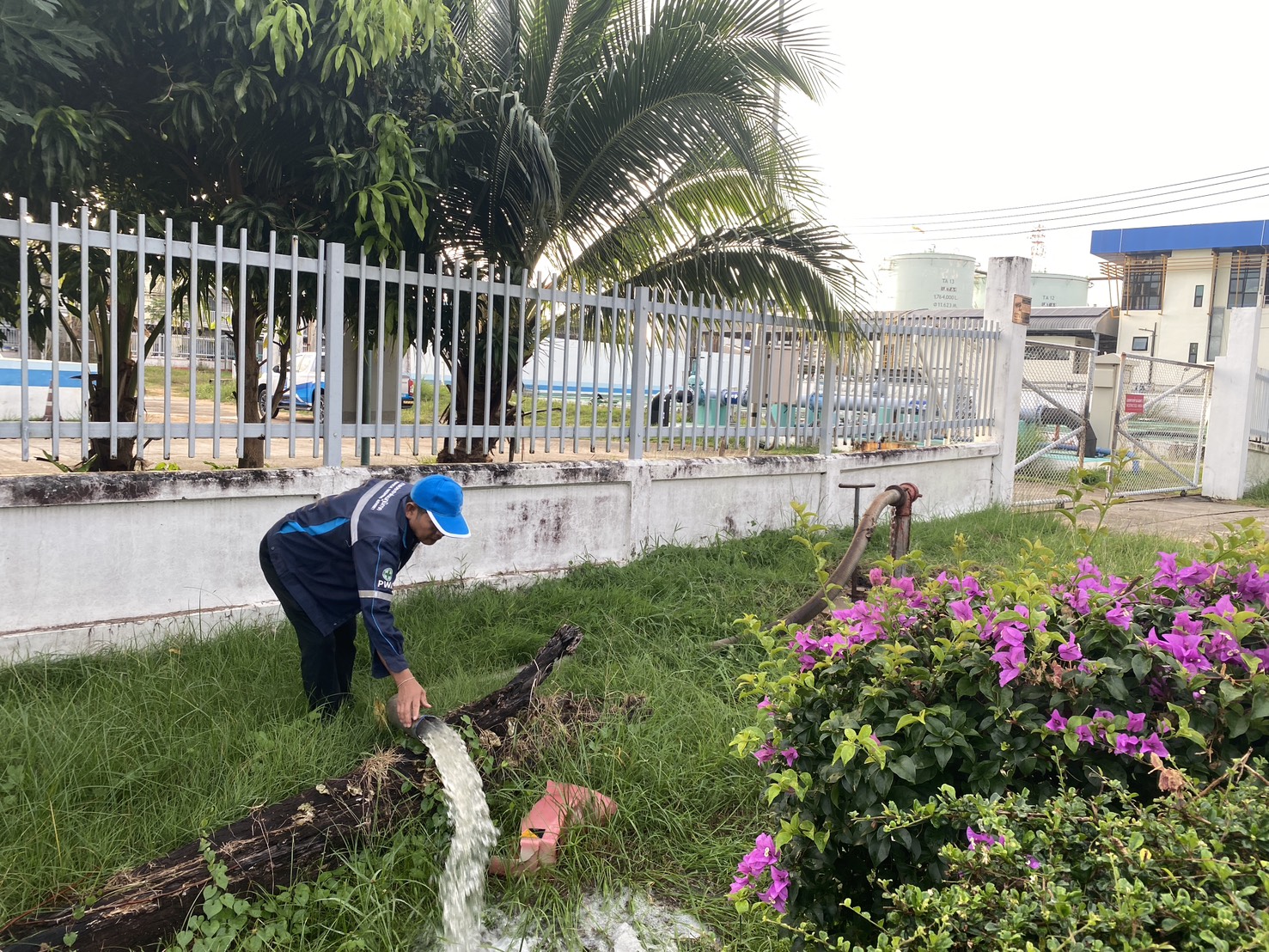 กปภ.สาขาภูเก็ต นำทีมลงพื้นที่ บริเวณท่าอากาศยานนานาชาติภูเก็ต อำเถอถลาง จังหวัดภูเก็ต ดำเนินการระบายตะกอนในเส้นท่อจ่ายน้ำ (Blow off)