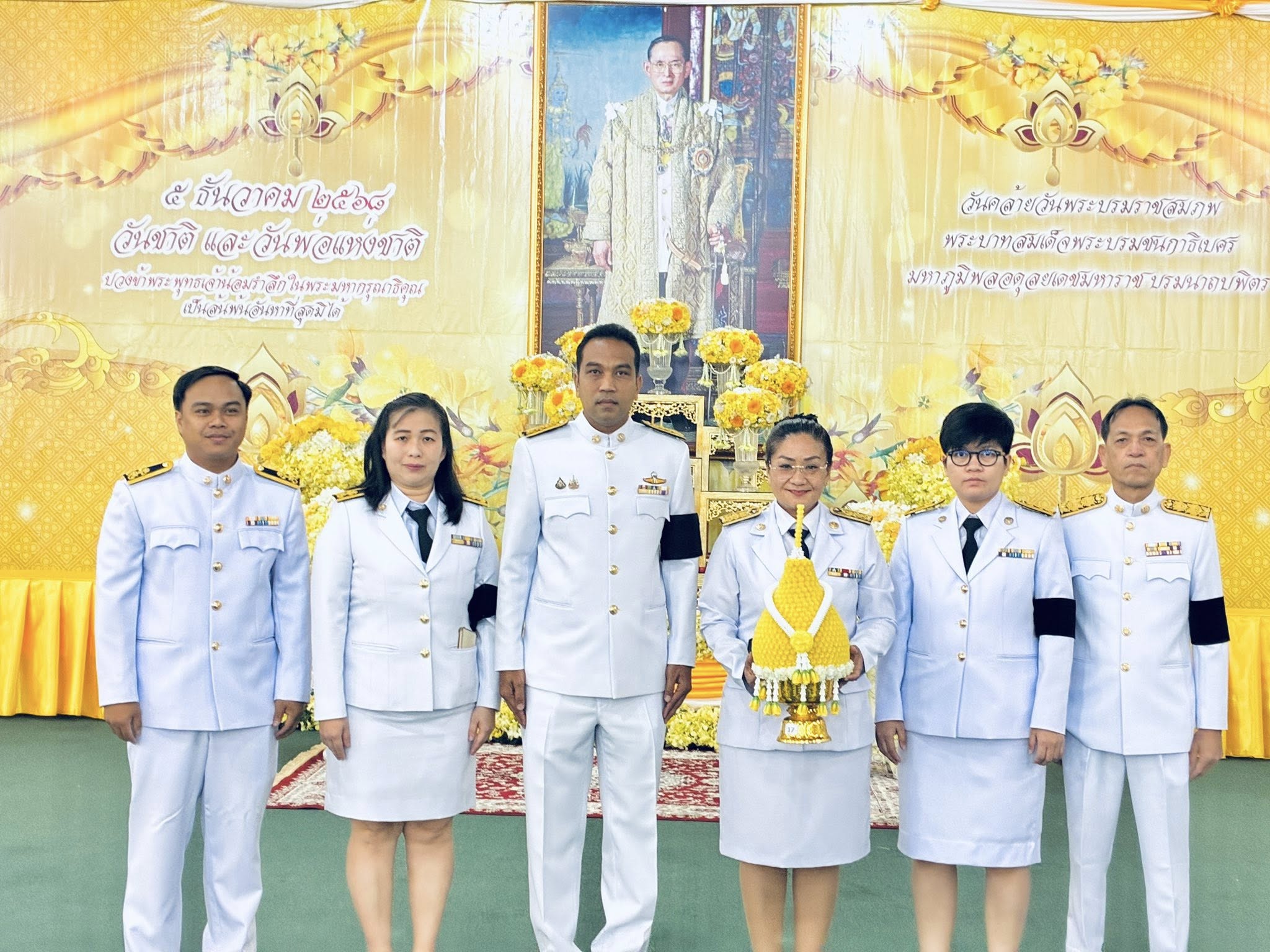 กปภ.สาขาสามพราน ร่วมพิธีวางพานพุ่มและเจริญพระพุทธมนต์ 5 ธันวาคม 2568