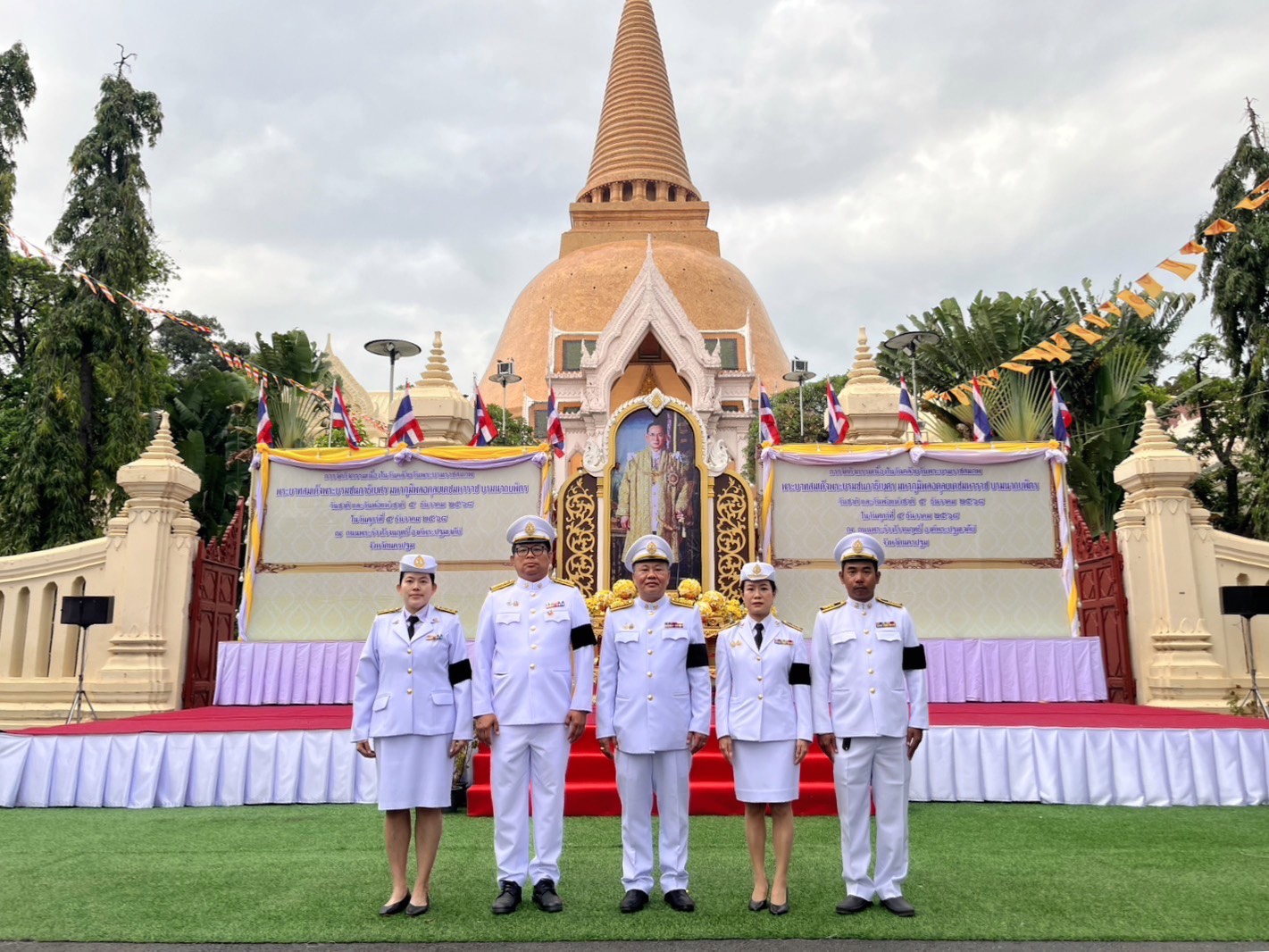 กปภ.สาขาสาขานครปฐม ร่วมพิธีทำบุญตักบาตร และ พิธีวางพานพุ่มดอกไม้ เนื่องในวันคล้ายวันพระบรมราชสมภพ พระบาทสมเด็จพระบรมชนกาธิเบศร มหาภูมิพลอดุลยเดชมหาราช บรมนาถบพิตร วันชาติ และวันพ่อแห่งชาติ ประจำปี 2568