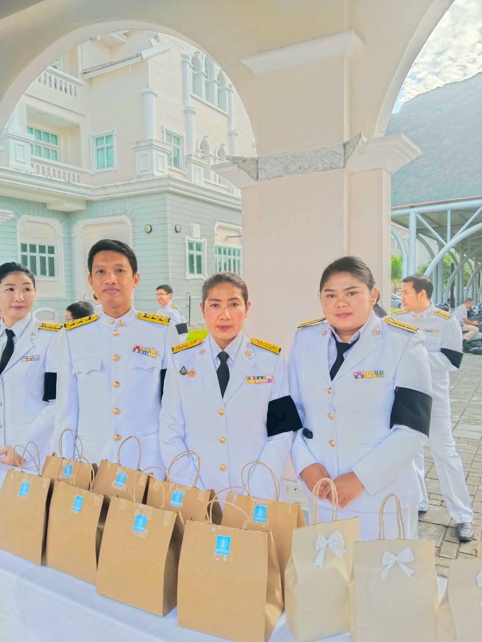 การประปาส่วนภูมิภาคสาขาพังงา ร่วมพิธีเจริญพระพุทธมนต์ทำบุญตักบาตรและร่วมวางพานพุ่มดอกไม้สดถวายราชสักการะ