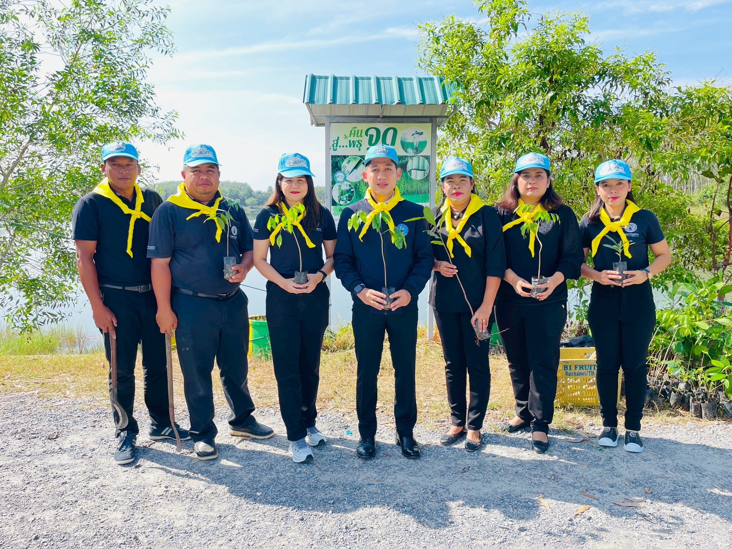 กปภ.สาขาทุ่งสง เข้าร่วมกิจกรรมจิตอาสาบำเพ็ญสาธารณประโยชน์และบำเพ็ญสาธารณกุศล เนื่องในวันคล้ายวันพระบรมราชสมภพ พระบาทสมเด็จพระบรมชนกาธิเบศร มหาภูมิพลอดุลยเดชมหาราช และสมเด็จพระนางเจ้าสิริกิติ์ พระบรมราชินีนาถพระบรมราชชนนีพันปีหลวง