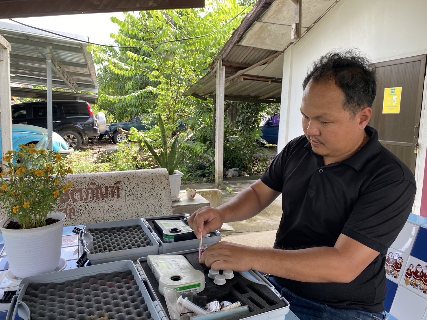 กปภ.สาขาขนอม ดำเนินการตรวจสอบคุณภาพน้ำประปา ณ ป้อมตำรวจสี่แยกครูประวิง และบ้านผู้ใช้น้ำบ้านเลขที่ 34/7 ม.3 ต.ขนอม ต.ขนอม อ.ขนอม จ.นครศรีธรรมราช