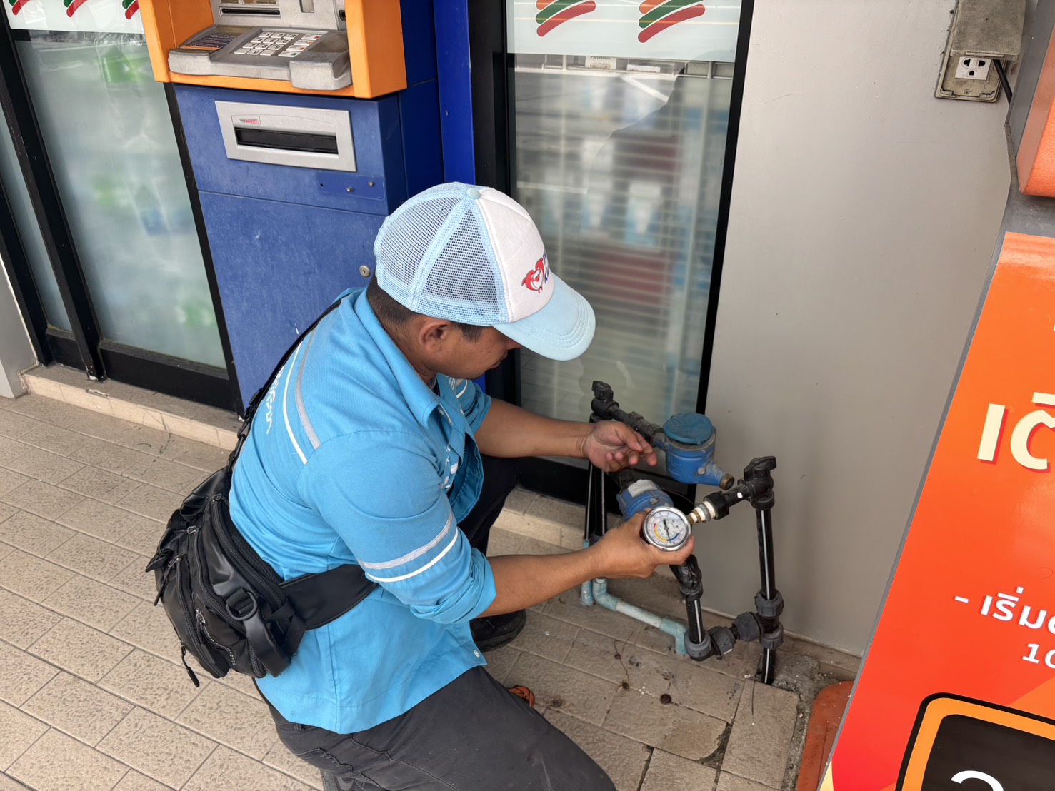 กปภ.สาขาขนอม ลงพื้นที่ตรวจวัดแรงดันน้ำเพื่อเป็นการวิเคราะห์หาจุดท่อแตก/รั่วเบื้องต้น และแก้ไขปัญหาน้ำไม่ไหล/น้ำไหลอ่อน