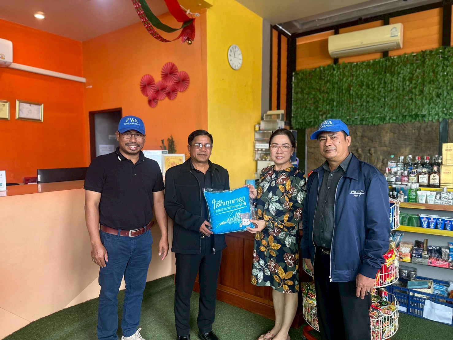 กปภ.สาขาเกาะพะงัน ลงพื้นที่พบปะผู้ใช้น้ำรายใหญ่ ในเขตพื้นที่ให้บริการของ กปภ.สาขาเกาะพะงัน ภายใต้กิจกรรมมุ่งมั่นเพื่อปวงชนเติมใจให้กัน