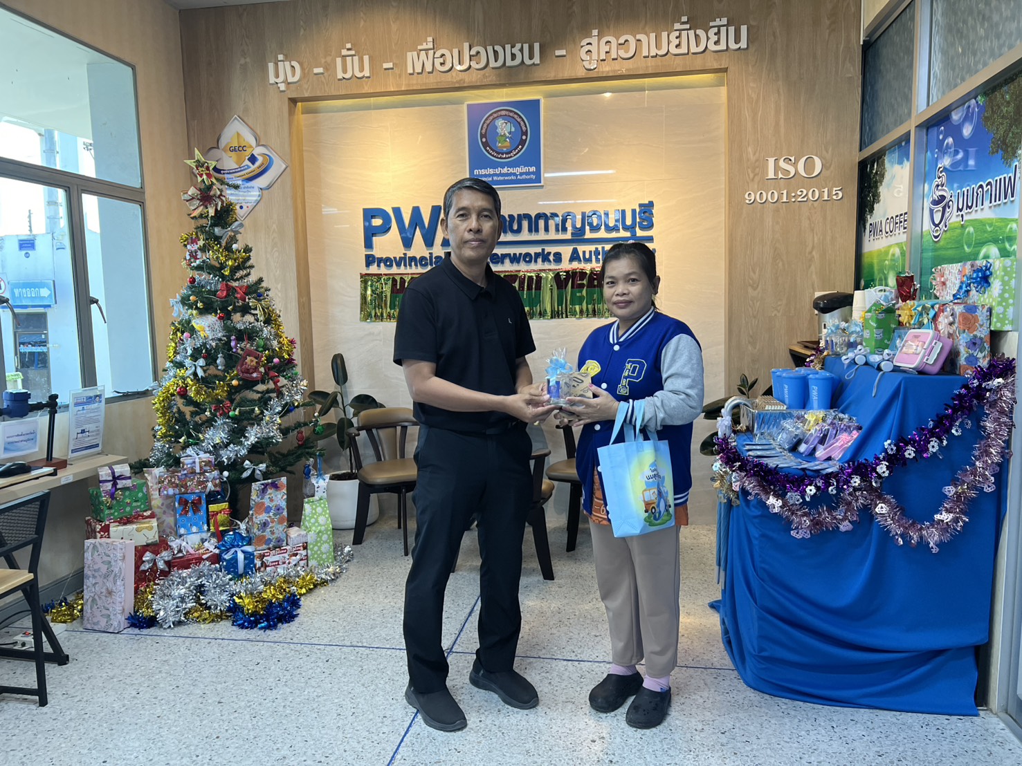 กปภ.สาขากาญจนบุรี จัดกิจกรรมมอบของที่ระลึกแก่ลูกค้า เนื่องในเทศกาลคริสต์มาสและปีใหม่