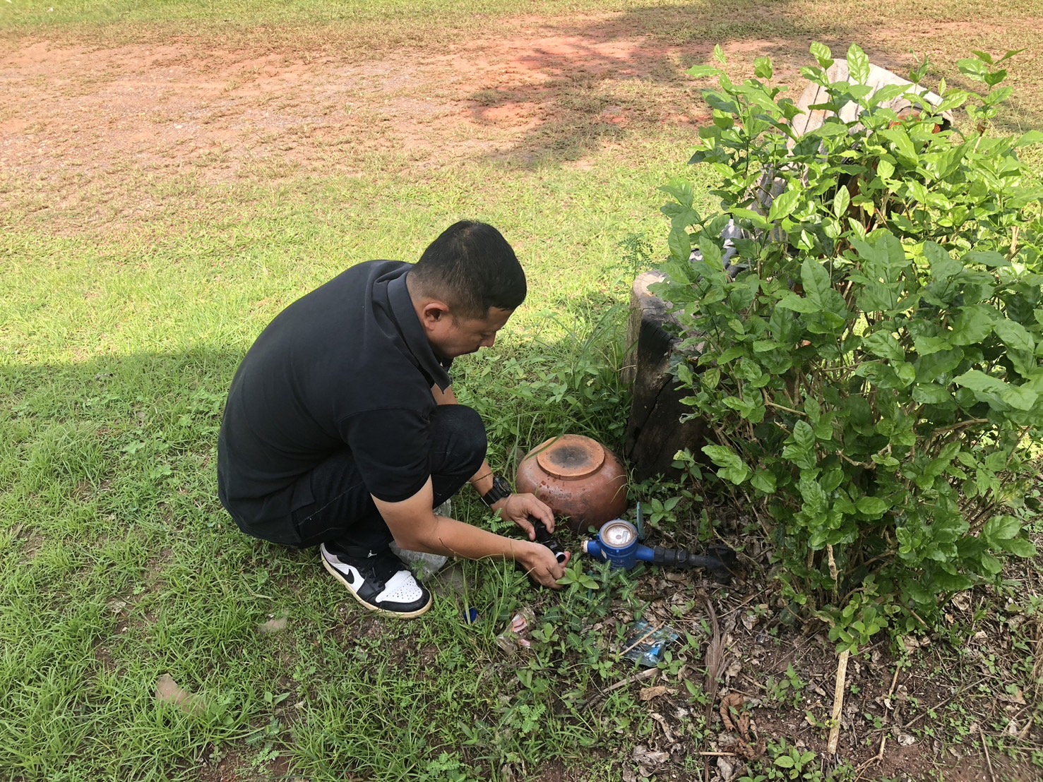 การประปาส่วนภูมิภาคสาขากาญจนดิษฐ์ ภายใต้การบริหารงานโดย นายสุรพงศ์ สมหวัง ผู้จัดการการประปาส่วนภูมิภาคสาขากาญจนดิษฐ์ มอบหมายพนักงานในสังกัด ดำเนินการตรวจวัดแรงดันน้ำ โดยลงพื้นที่สถานีจ่ายน้ำสะพานดิน บริเวณบ้านผู้ใช้น้ำสามแยกเขาไฟ หมู่ 4 ตำบลทุ่งกง อำเภอกาญจนดิษฐ์ จังหวัดสุราษฎร์ธานี