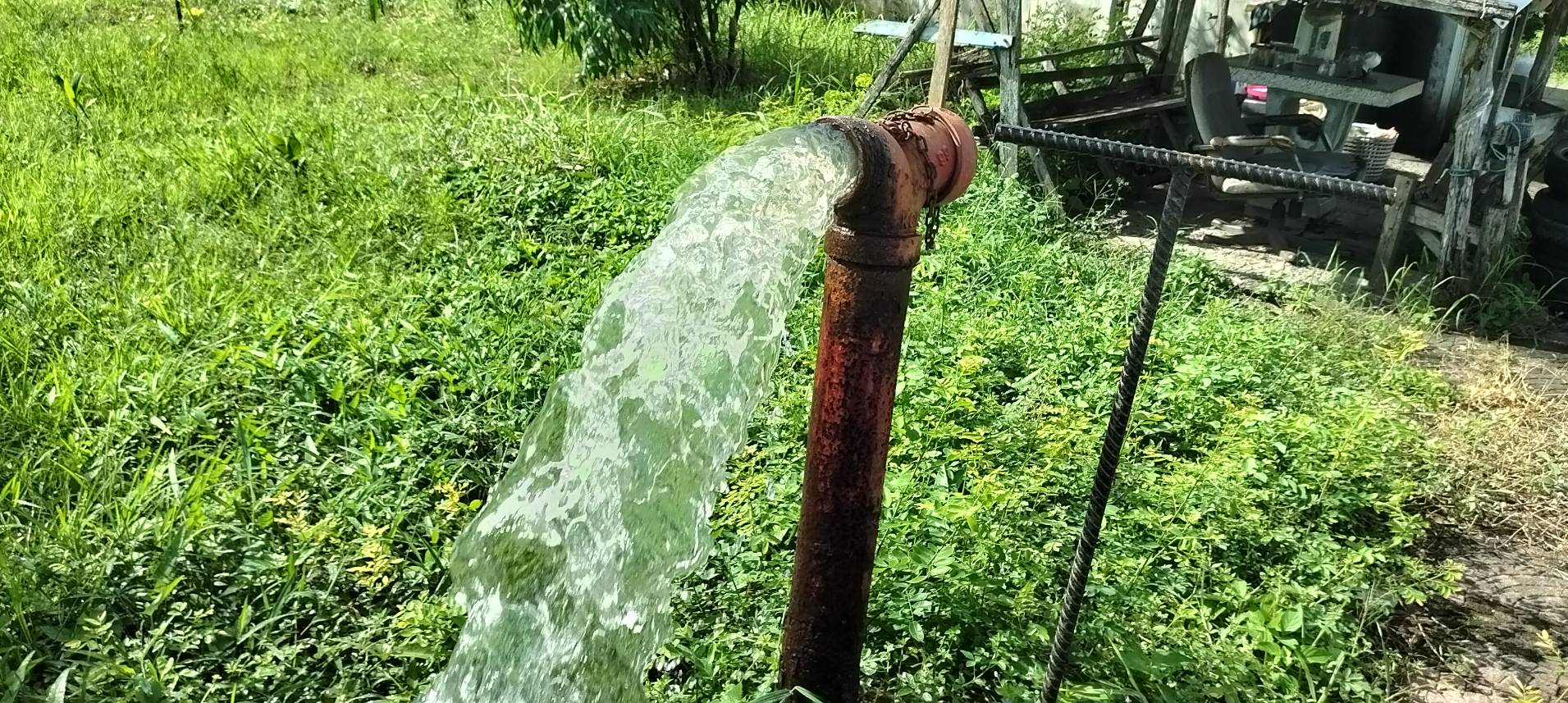 กปภ.สาขาปากพนัง ลงพื้นที่ดำเนินการระบายตะกอนในเส้นท่อจ่ายน้ำ (Blow off) ตามโครงการผู้ใช้น้ำมั่นใจ กปภ.เช็ค ชัวร์ ประจำเดือนธันวาคม 2568